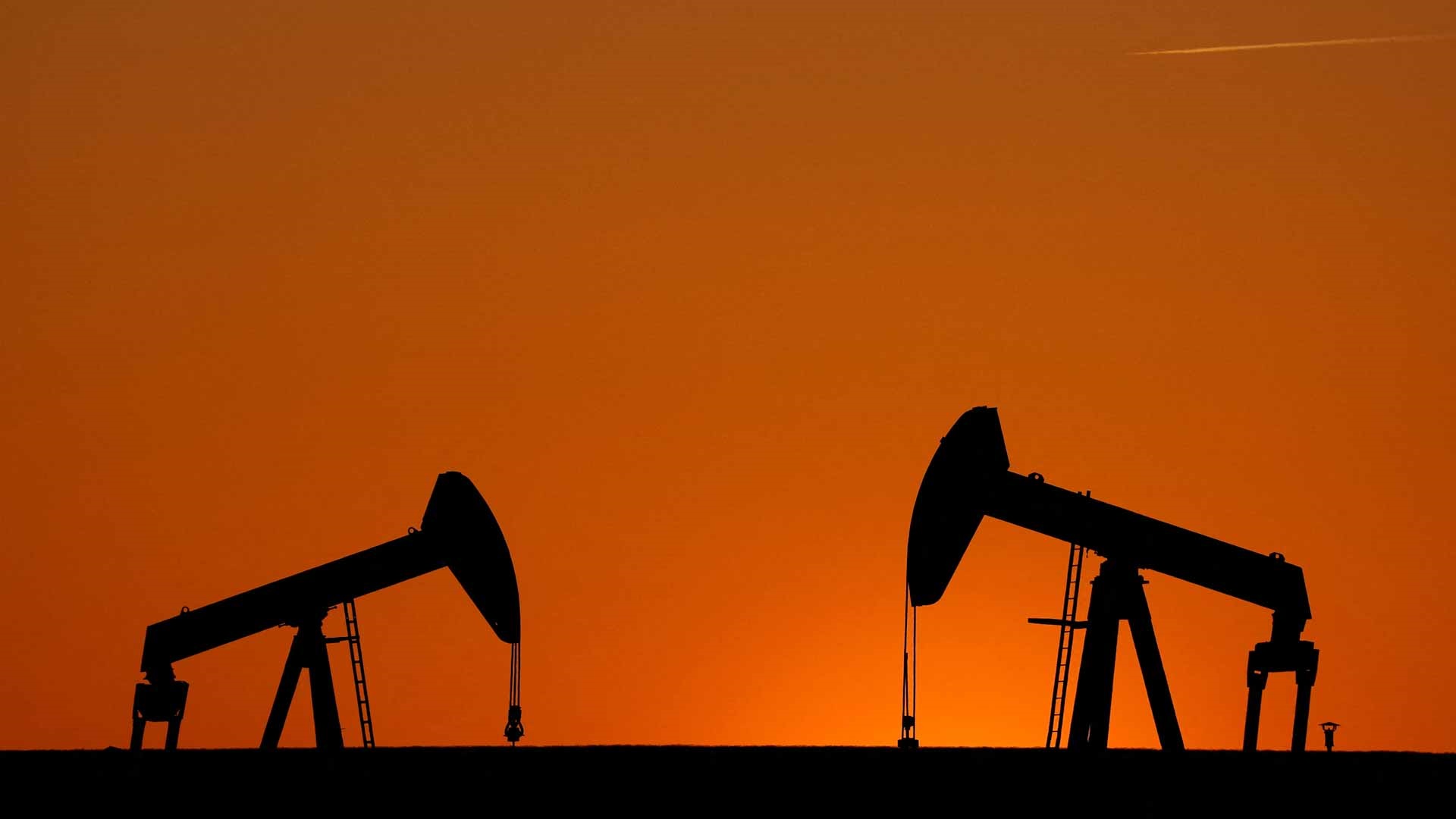 صورة بعنوان: بعد تعهد السعودية بخفض الإنتاج.. أسعار النفط تقفز دولارين للبرميل 