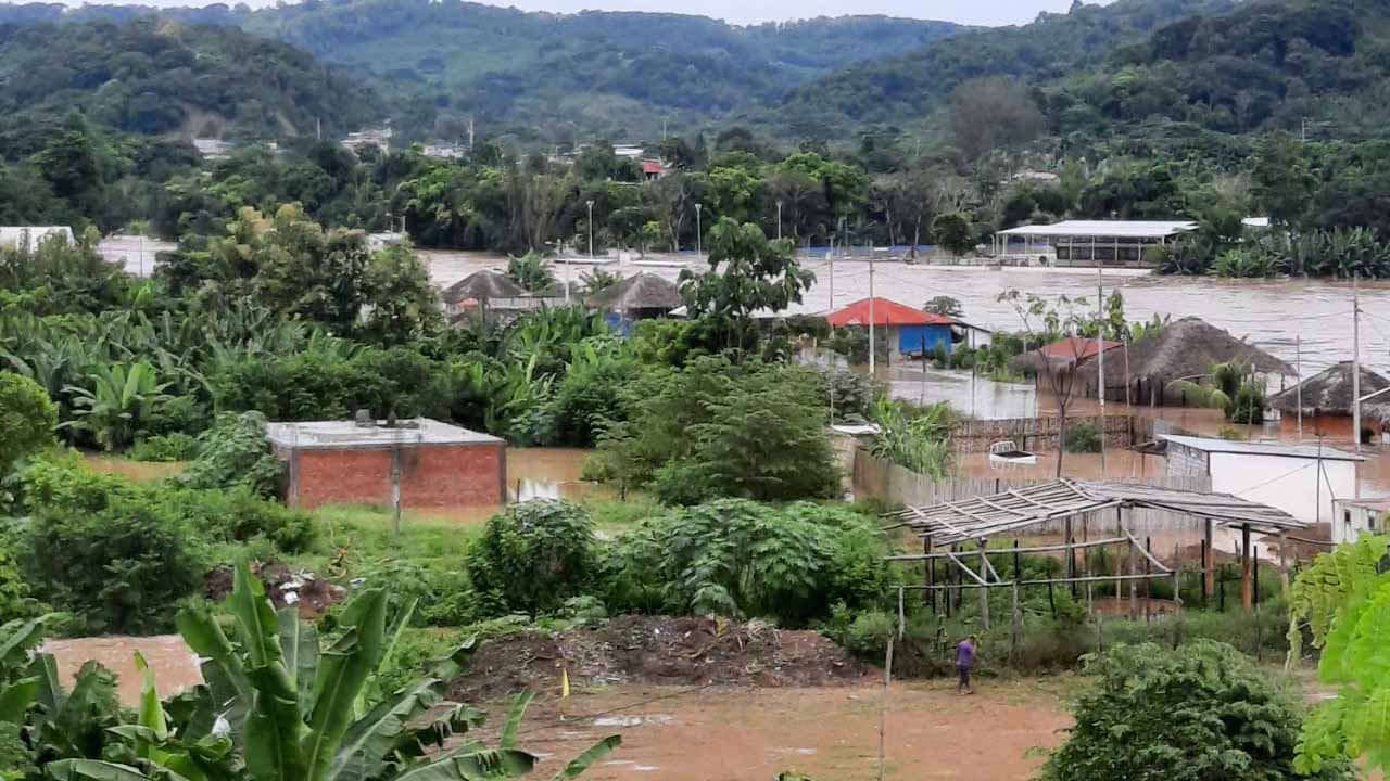 صورة بعنوان: سكان الإكوادور يجمعون ذكرياتهم من شوارع موحلة بعد فيضانات عارمة 