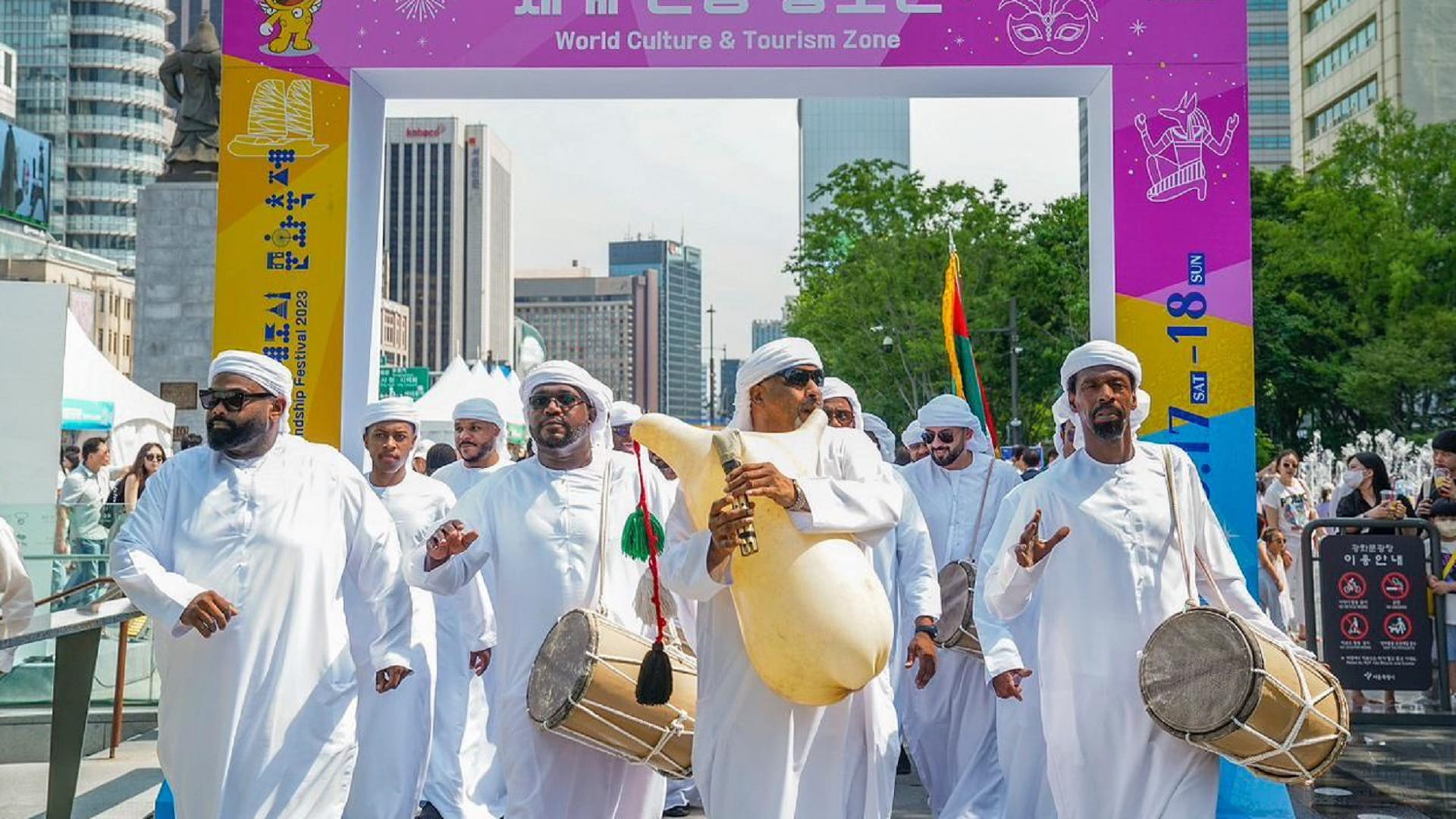 صورة بعنوان: جمهور معرض سيؤول للكتاب يتعرف على الموروث الشعبي الإماراتي 