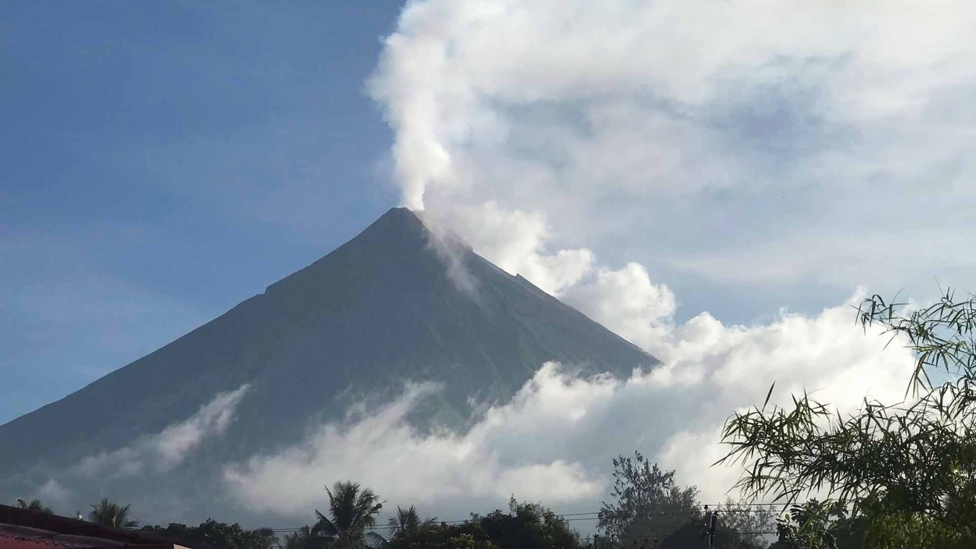 Image for the title: Philippines on high alert as volcano spews ash 
