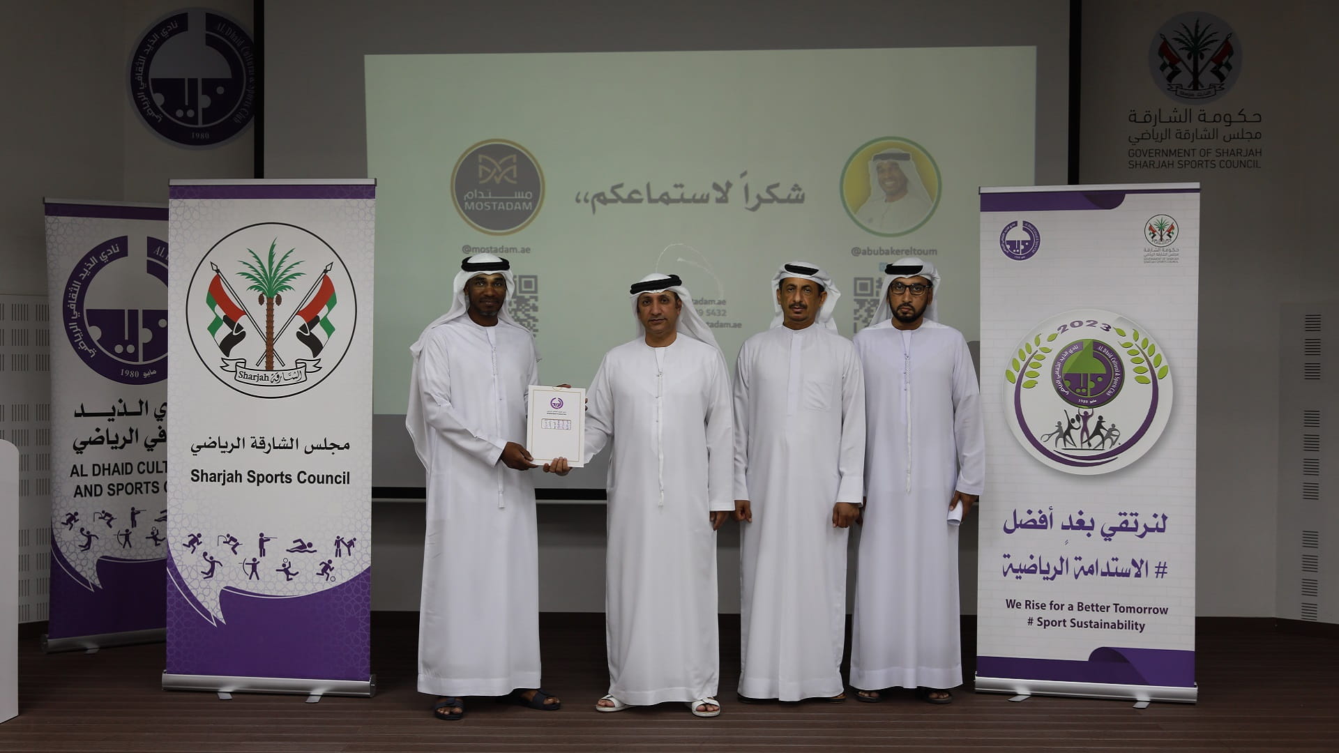 صورة بعنوان: نادي الذيد يواصل دوره في توعية اللاعبين والمجتمع بالاستدامة  