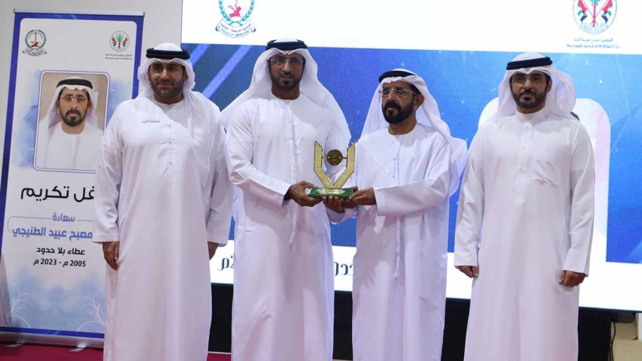 صورة بعنوان: نادي الشارقة لسباقات الهجن يكرم علي الطنيجي 