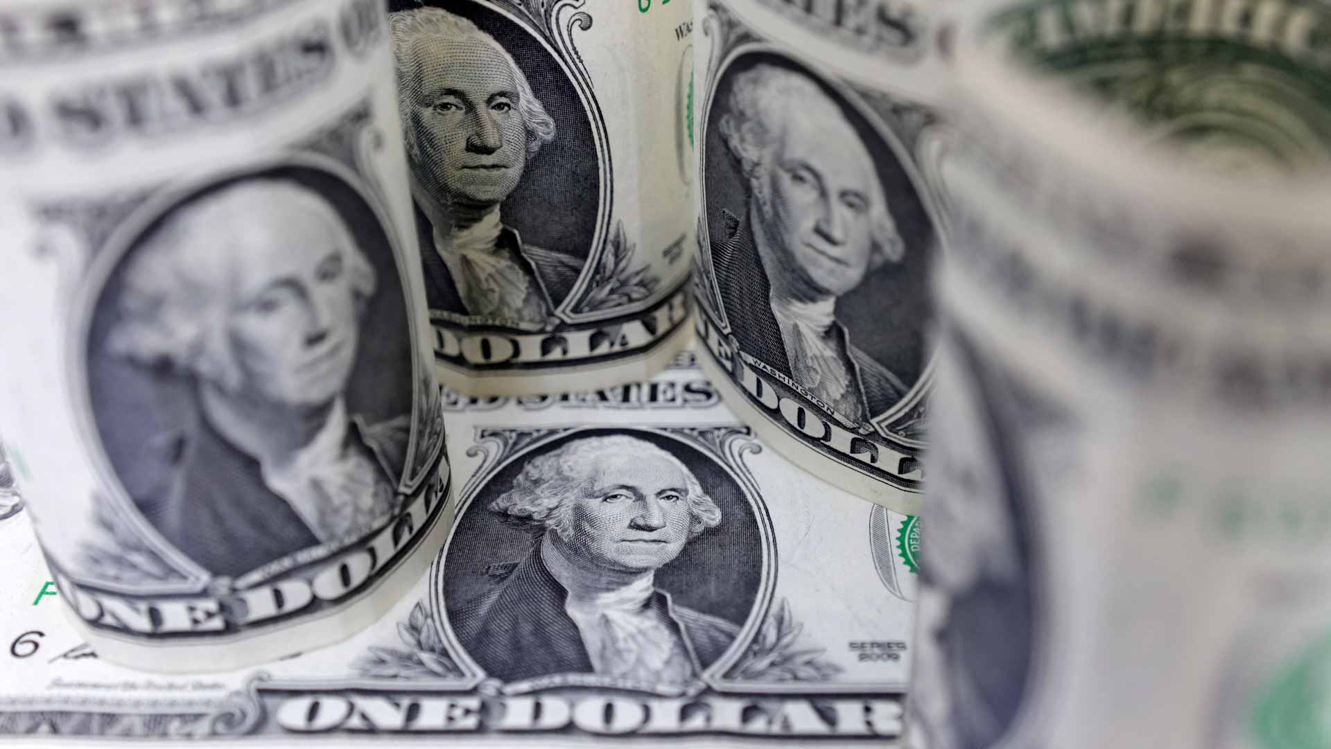 صورة بعنوان: الدولار ينخفض وسط توقعات رفع الفائدة الأميركية والعالمية 