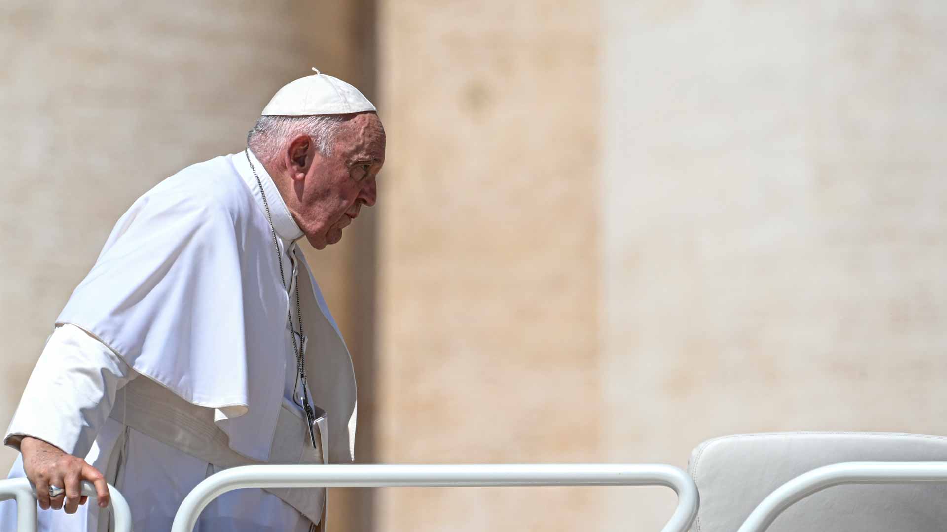 Image for the title: Pope's second night following surgery is uneventful 