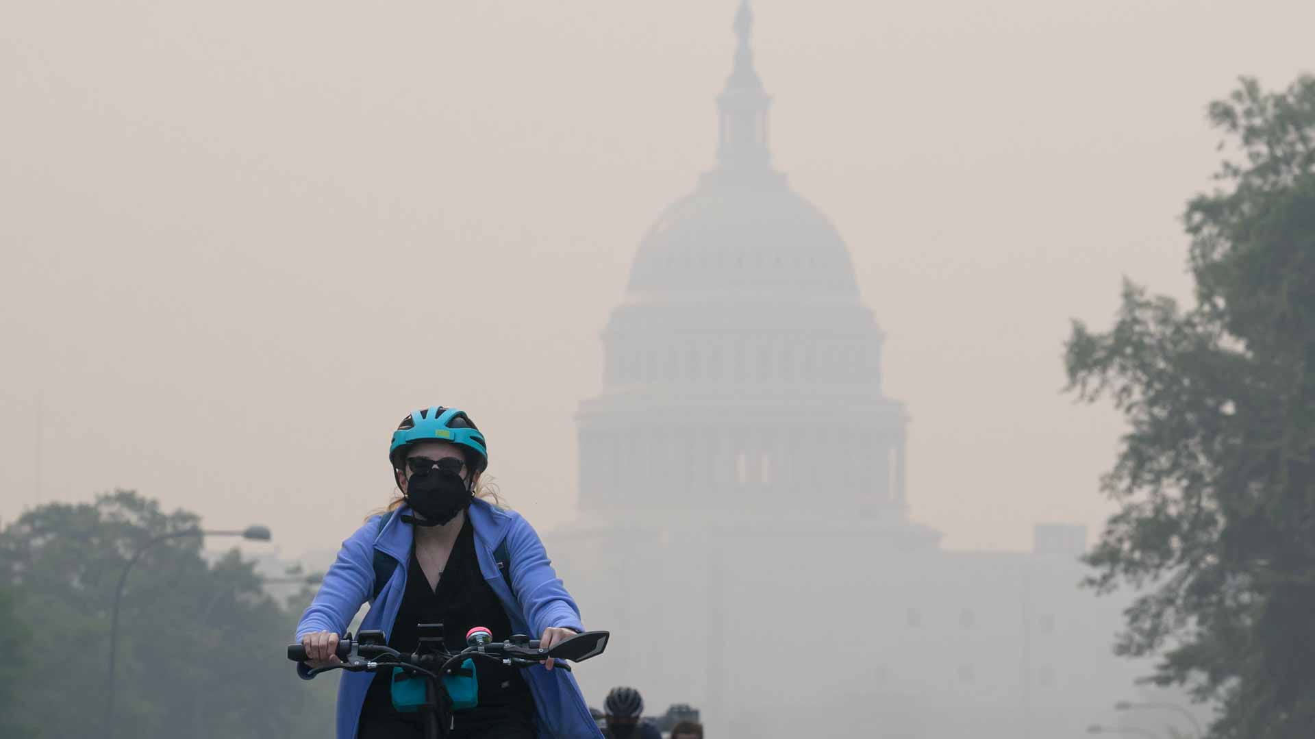 Image for the title: Smoke from Canadian wildfires cloaks eastern US with haze 