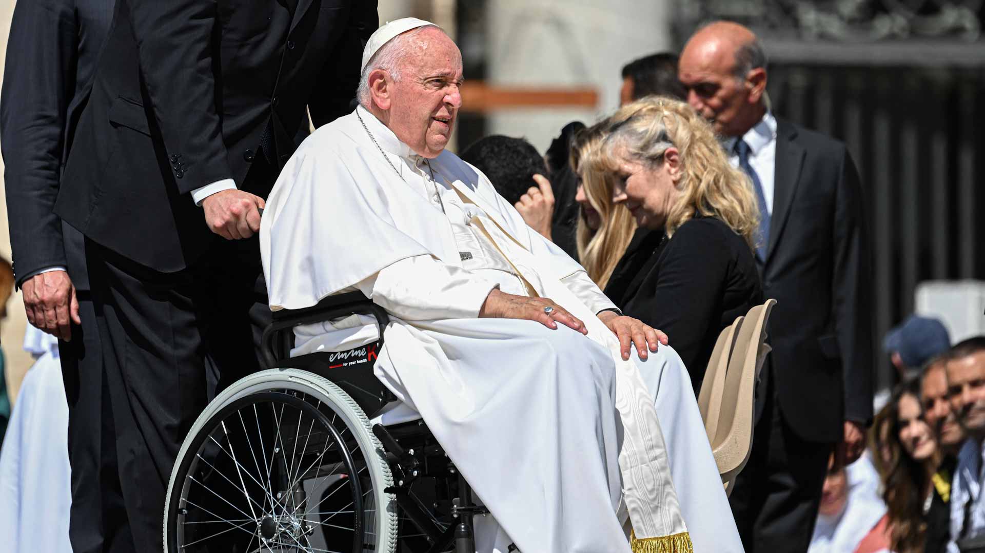 Image for the title: Pope thanks well wishers, returns to work after being hospitalized