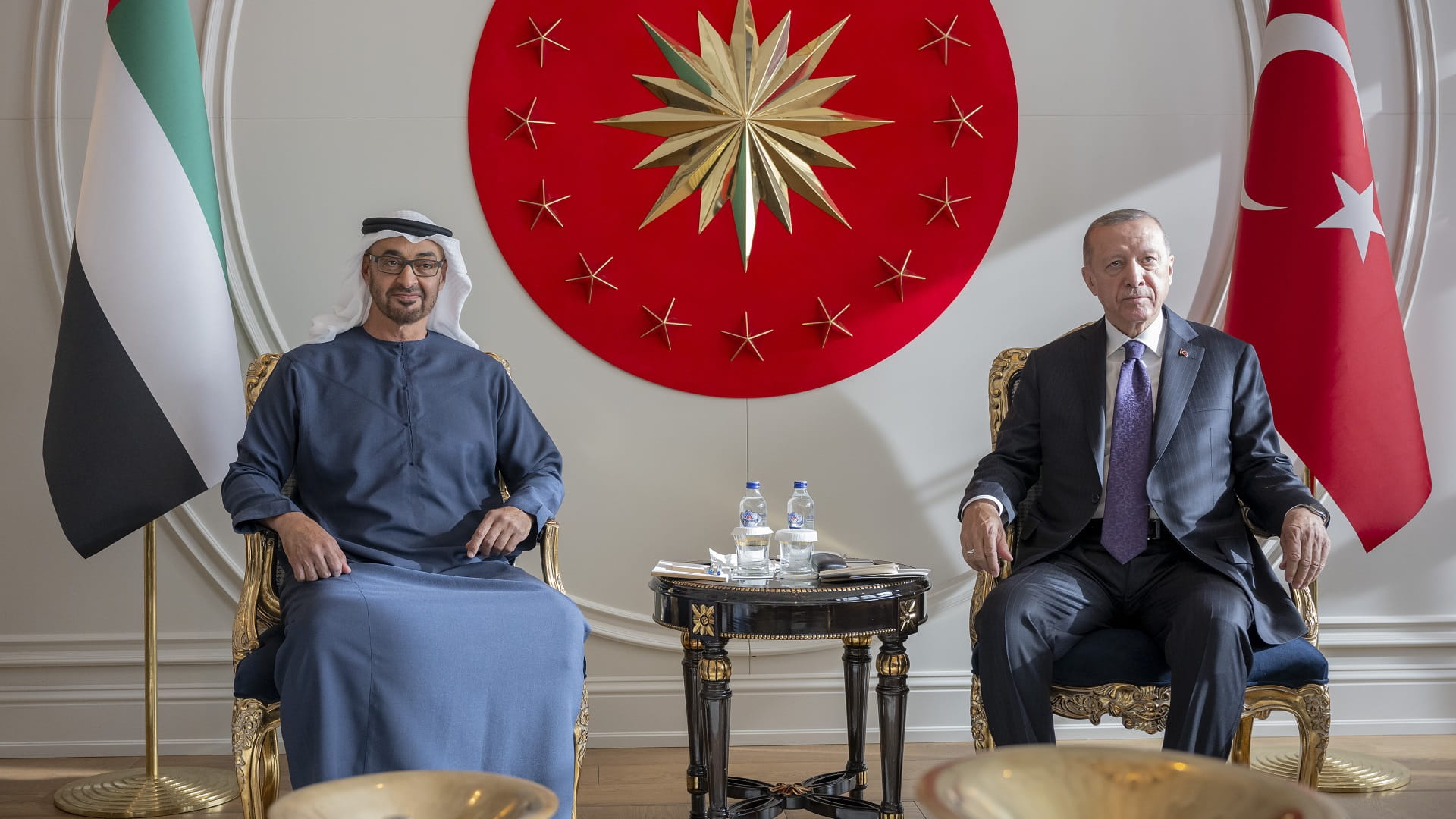 صورة بعنوان: رئيس الدولة وأردوغان يبحثان تعزيز التعاون الإماراتي التركي 