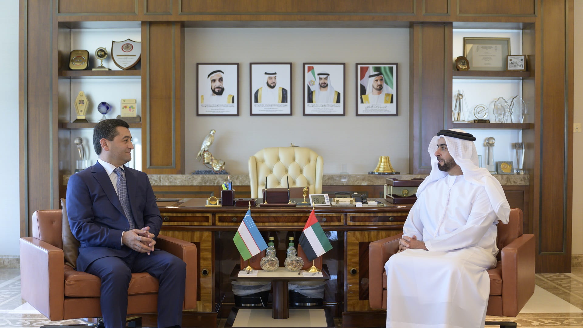 صورة بعنوان: سيف بن زايد يلتقي وزير الخارجية الأوزبكي والوفد المرافق له 