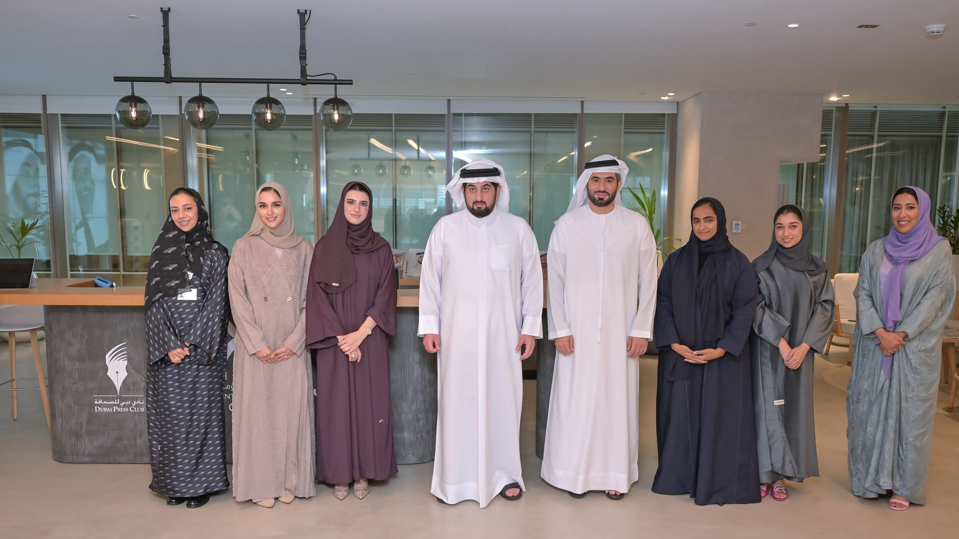 صورة بعنوان: أحمد بن محمد يعلن "منحة محمد بن راشد لطلبة الإعلام الإماراتيين" 