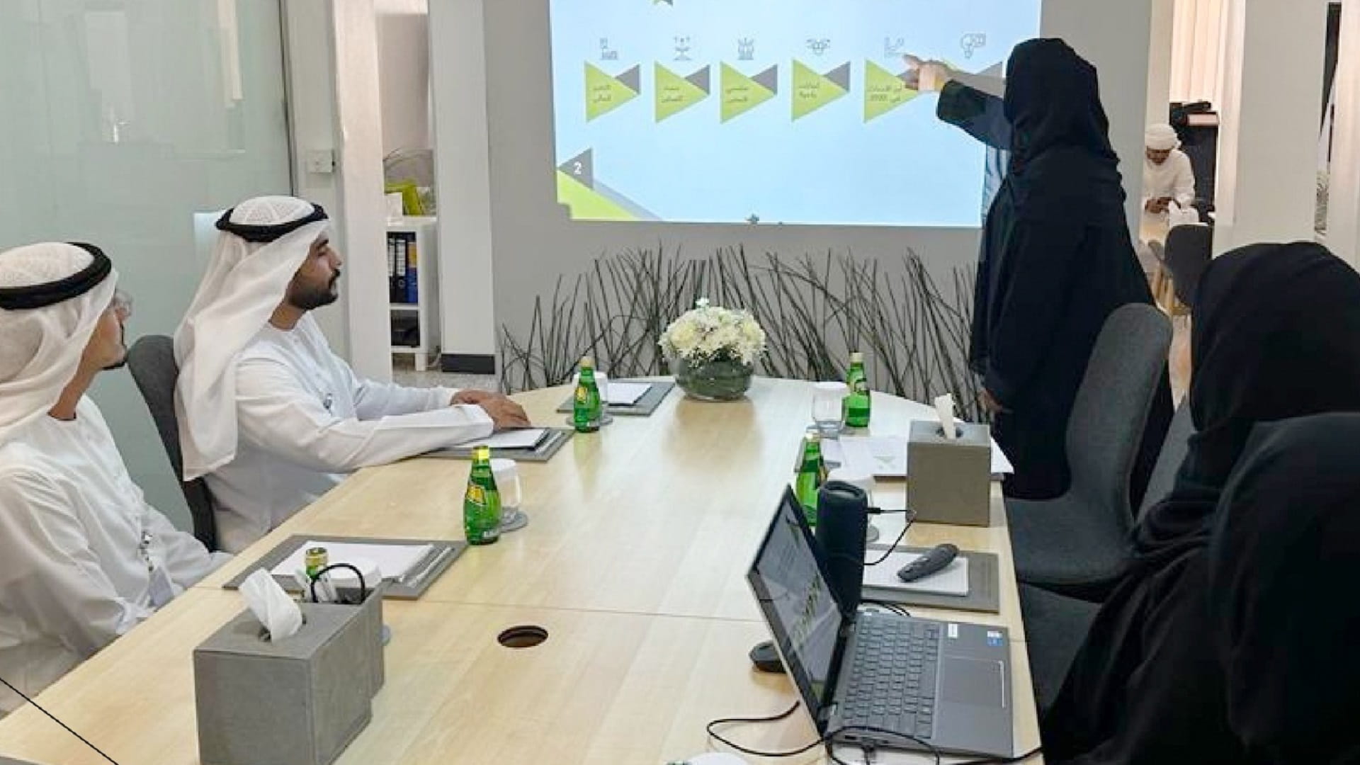 صورة بعنوان: جميلة القاسمي تشهد عرضاً لإنجازات مؤسسة الشارقة للتمكين الاجتماعي 