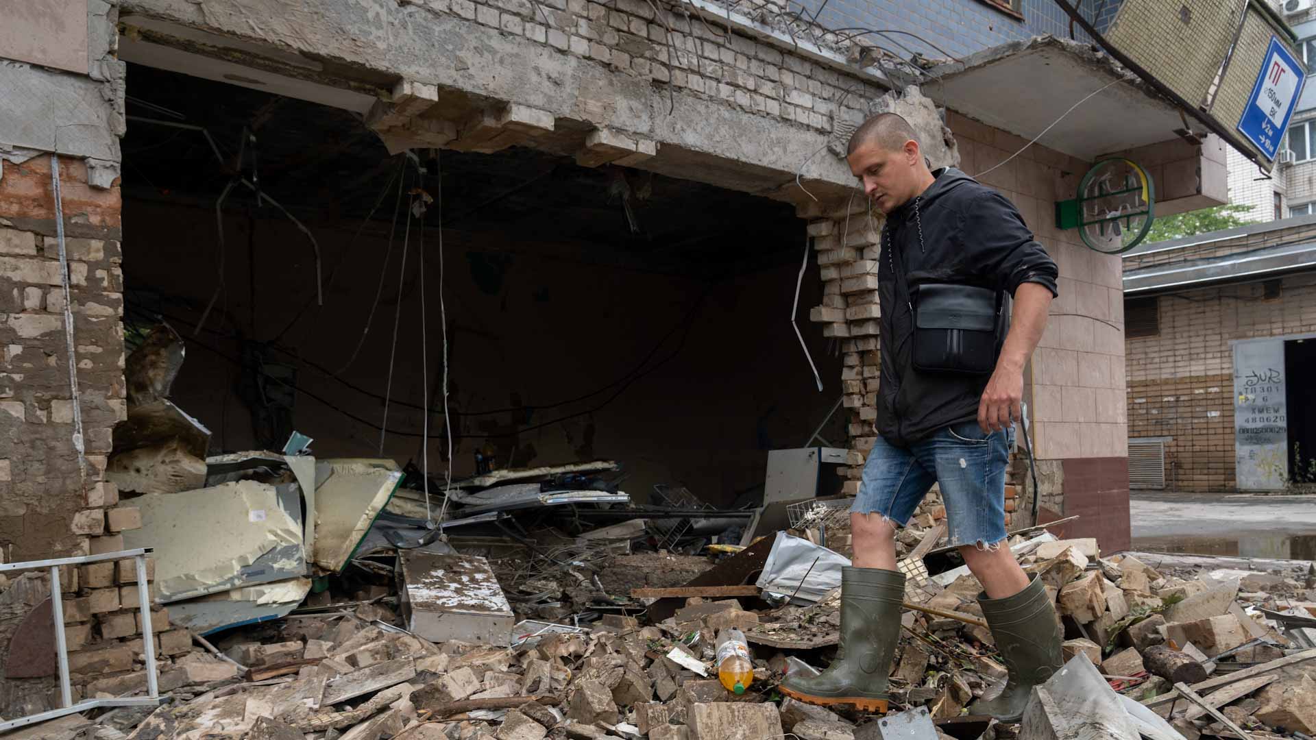 Image for the title: Russian airstrikes attack central Ukrainian city of Kryvyi Rih 