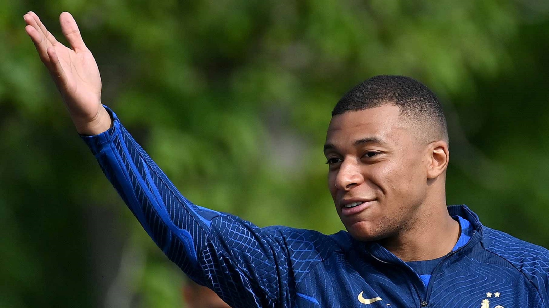 Image for the title: Mbappe tells PSG he will leave when contract ends in 2024 