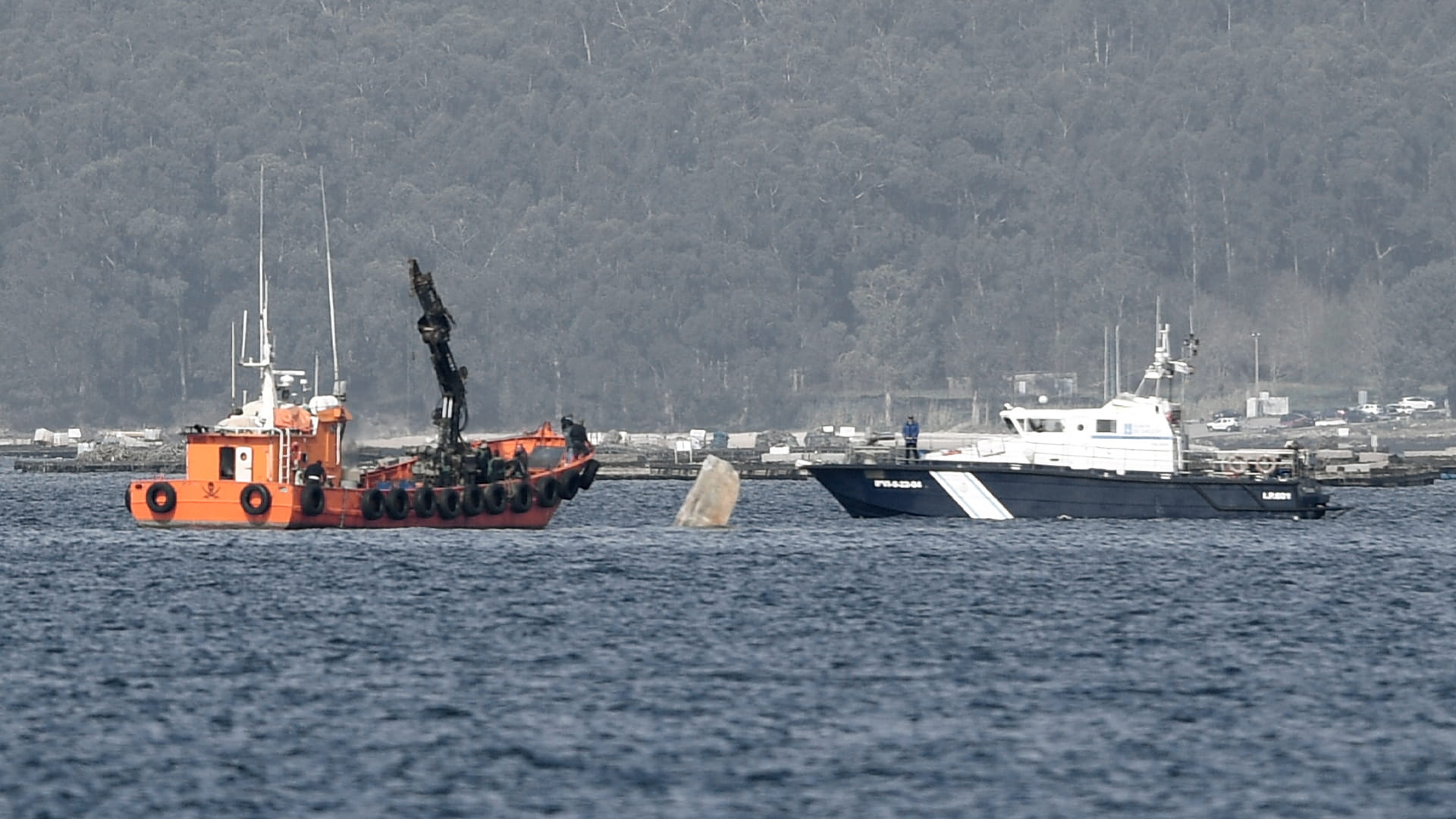 صورة بعنوان: في حوادث بحرية..مقتل شخص وإنقاذ 16 جراء انقلاب قارب سياحي بنيويورك 