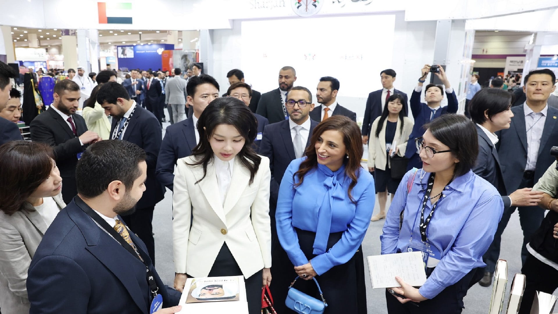 صورة بعنوان: علم الإمارات يرفرف في "معرض سيؤول للكتاب 2023" احتفاءً بالشارقة 