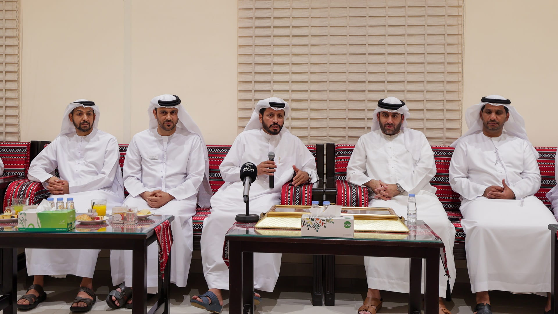 صورة بعنوان: مجلس ضاحية السيوح يلتقي قائد عام شرطة الشارقة ضمن مبادرة "يلستنا" 