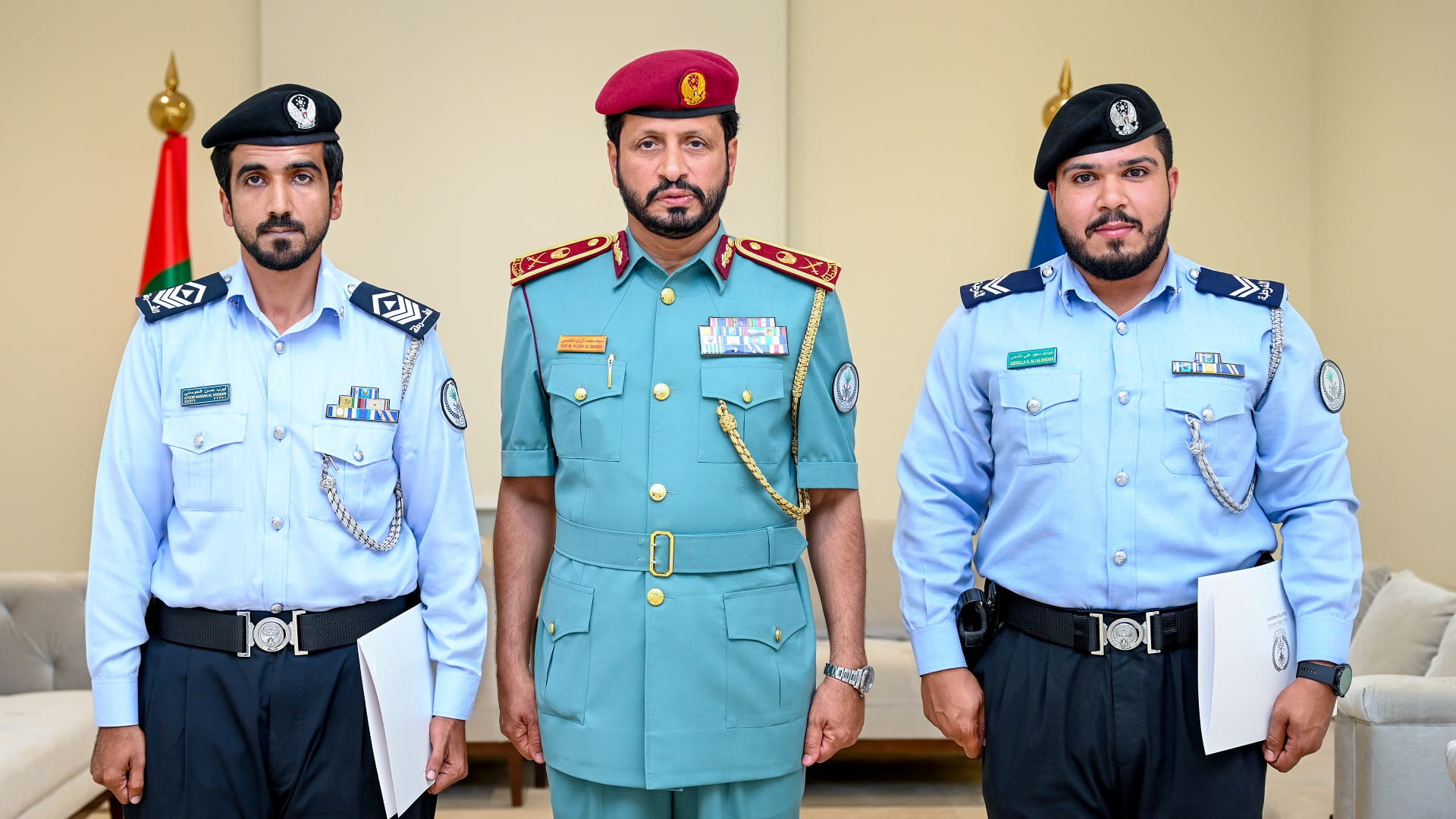 صورة بعنوان: قائد شرطة الشارقة يُكرّم منتسبين ساعدا سائقاً تعطلت مركبته بالطريق 