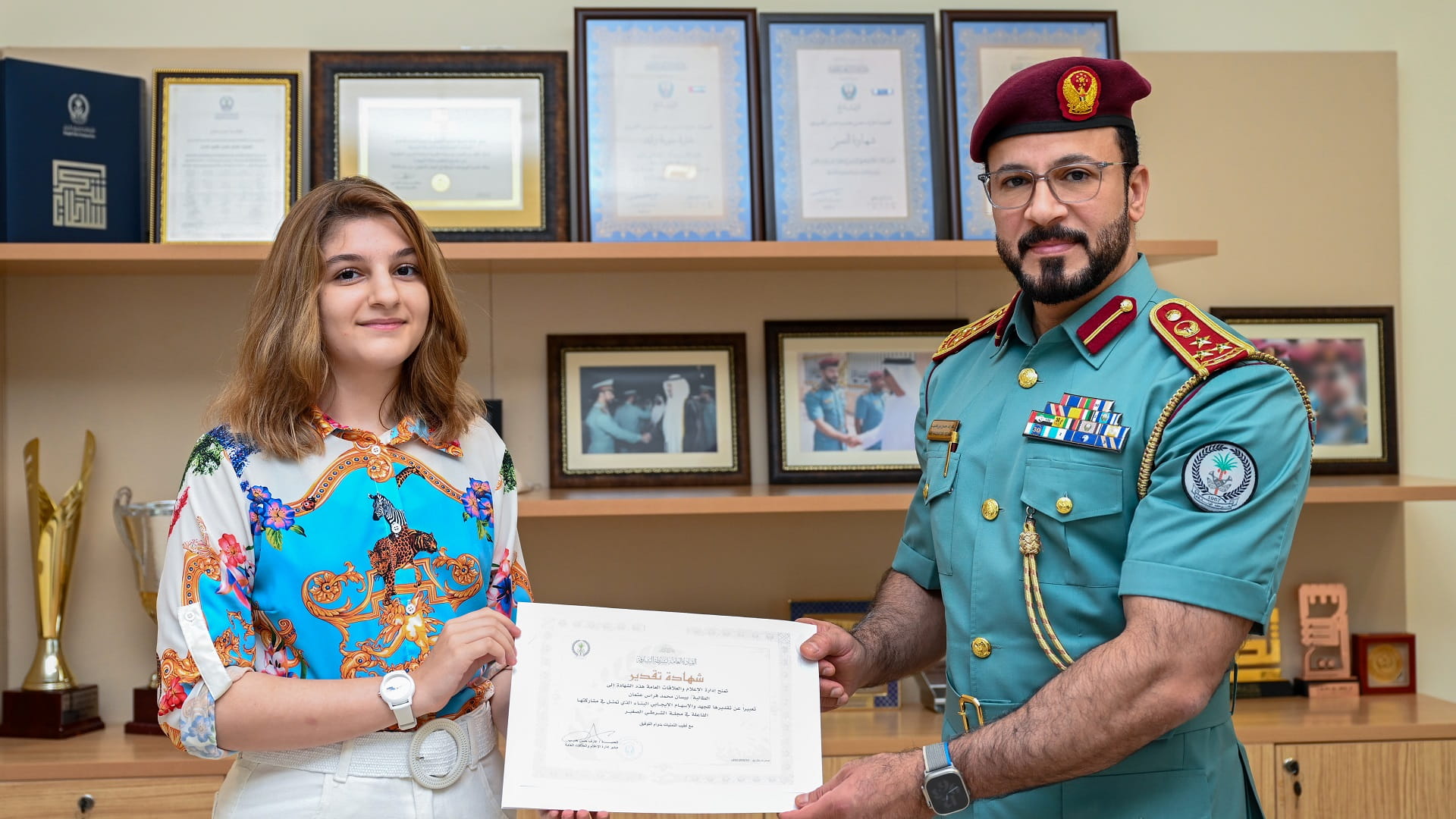 صورة بعنوان: شرطة الشارقة تكرّم طالبة لتعاونها الإعلامي 