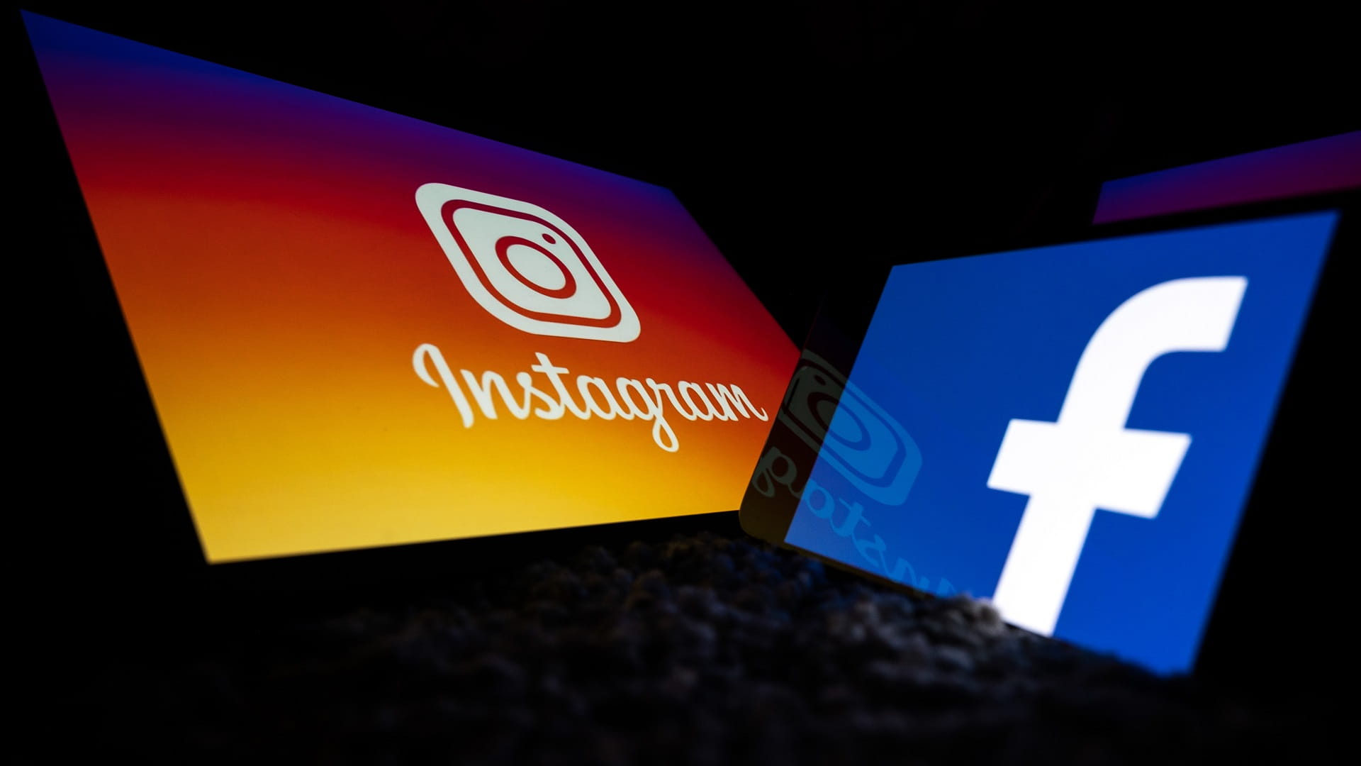 Image for the title: Facebook, Instagram down for thousands of users - Downdetector 