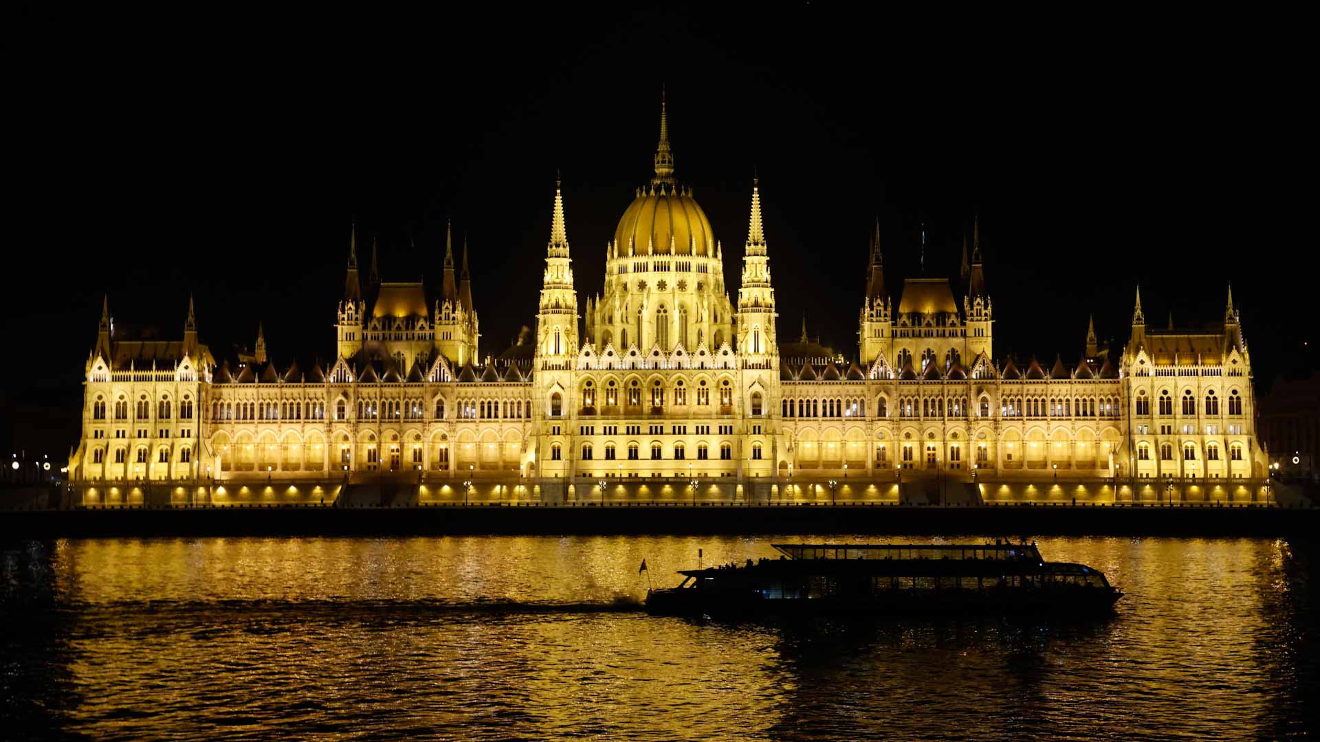 Image for the title: Ukraine claims Hungary refusing to let in repatriated POWs 