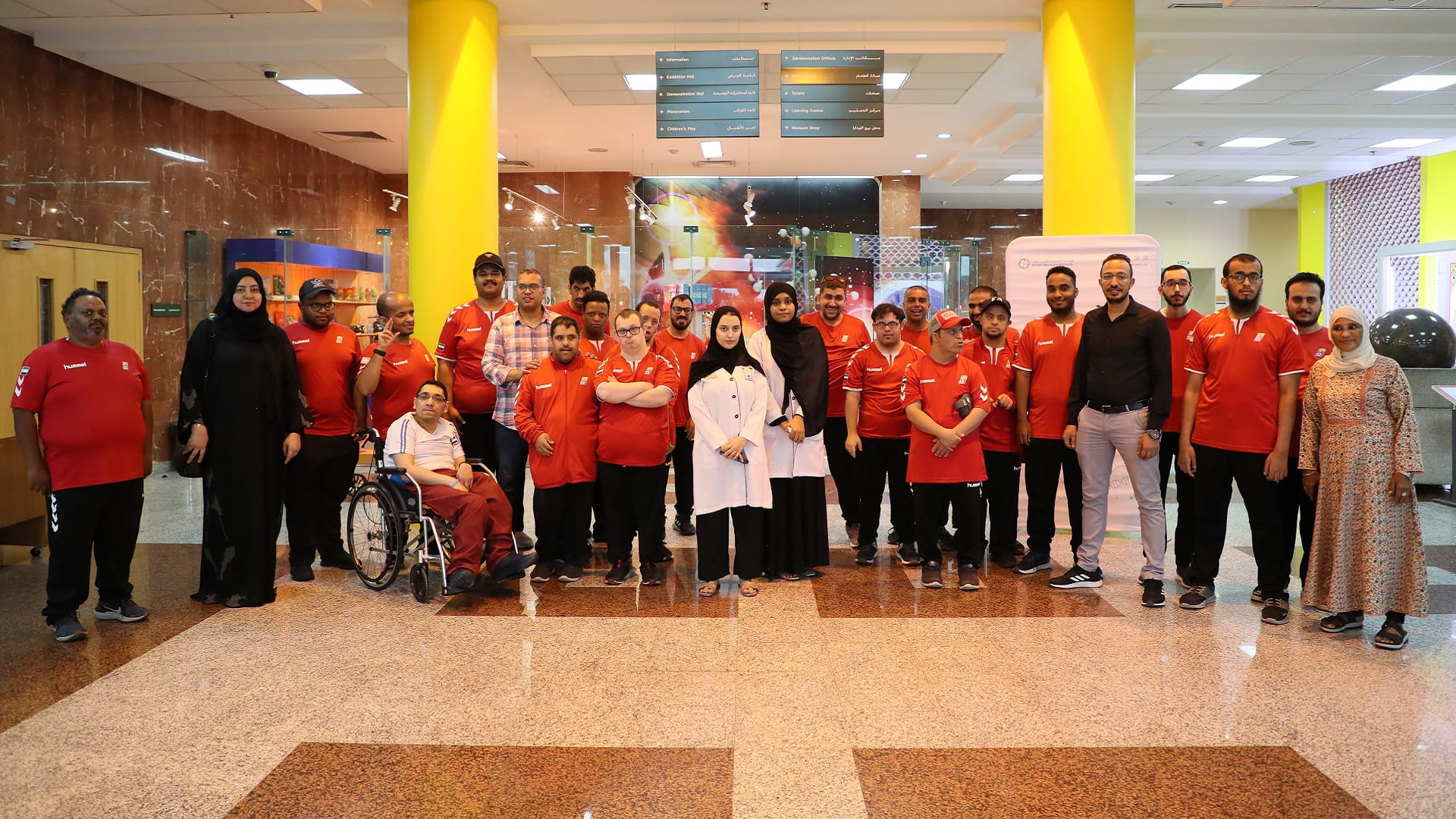 صورة بعنوان: "أعضاء الثقة للمعاقين" يستكشفون عجائب العلم في متحف الشارقة العلمي 