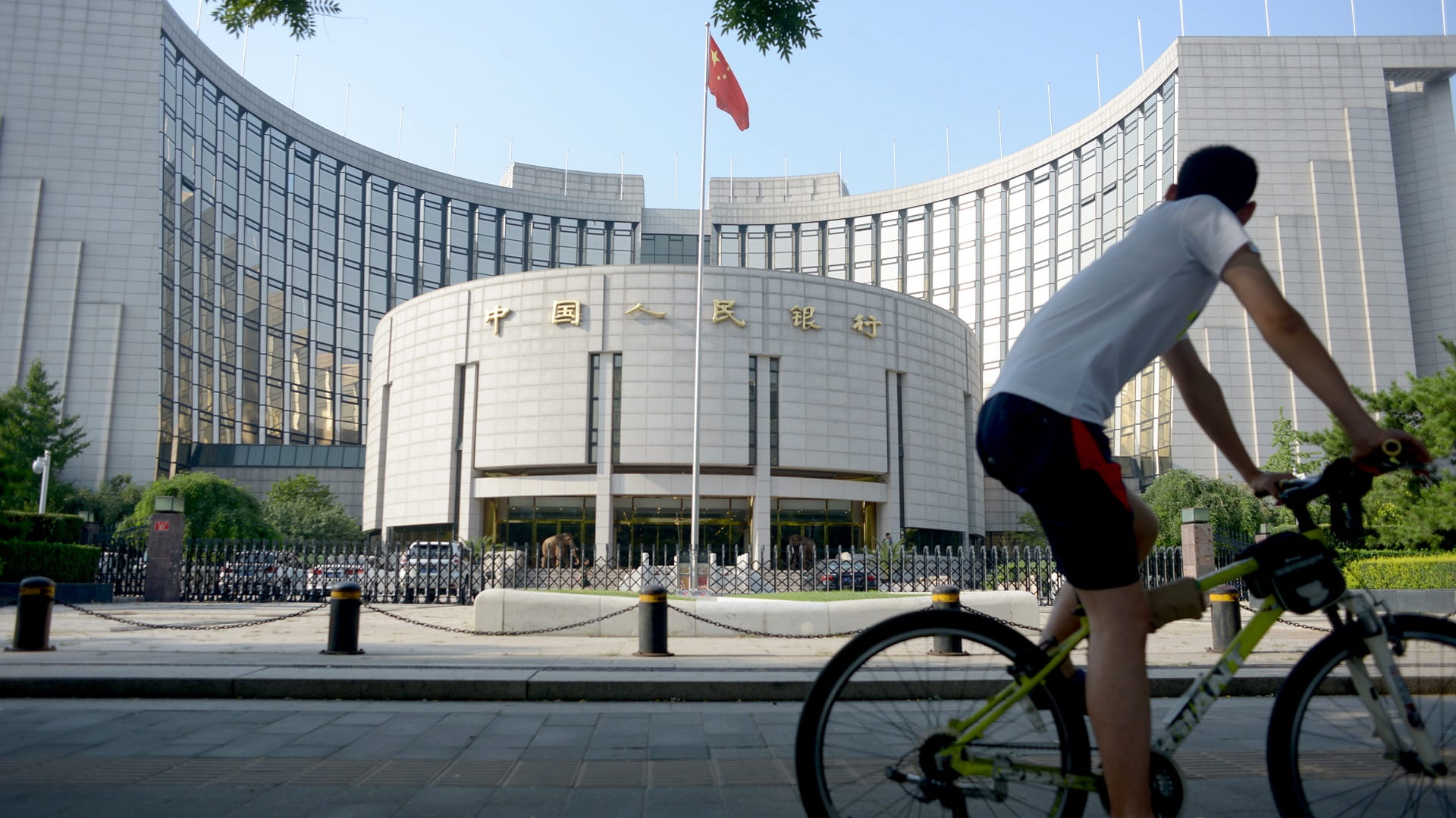 Image for the title: China's central bank cuts two benchmark interest rates 