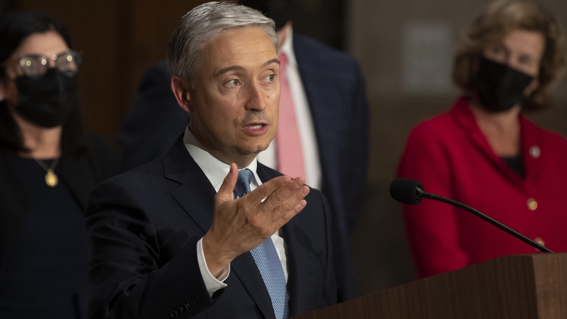 Image for the title: Canada announces $350 mln for green aviation 