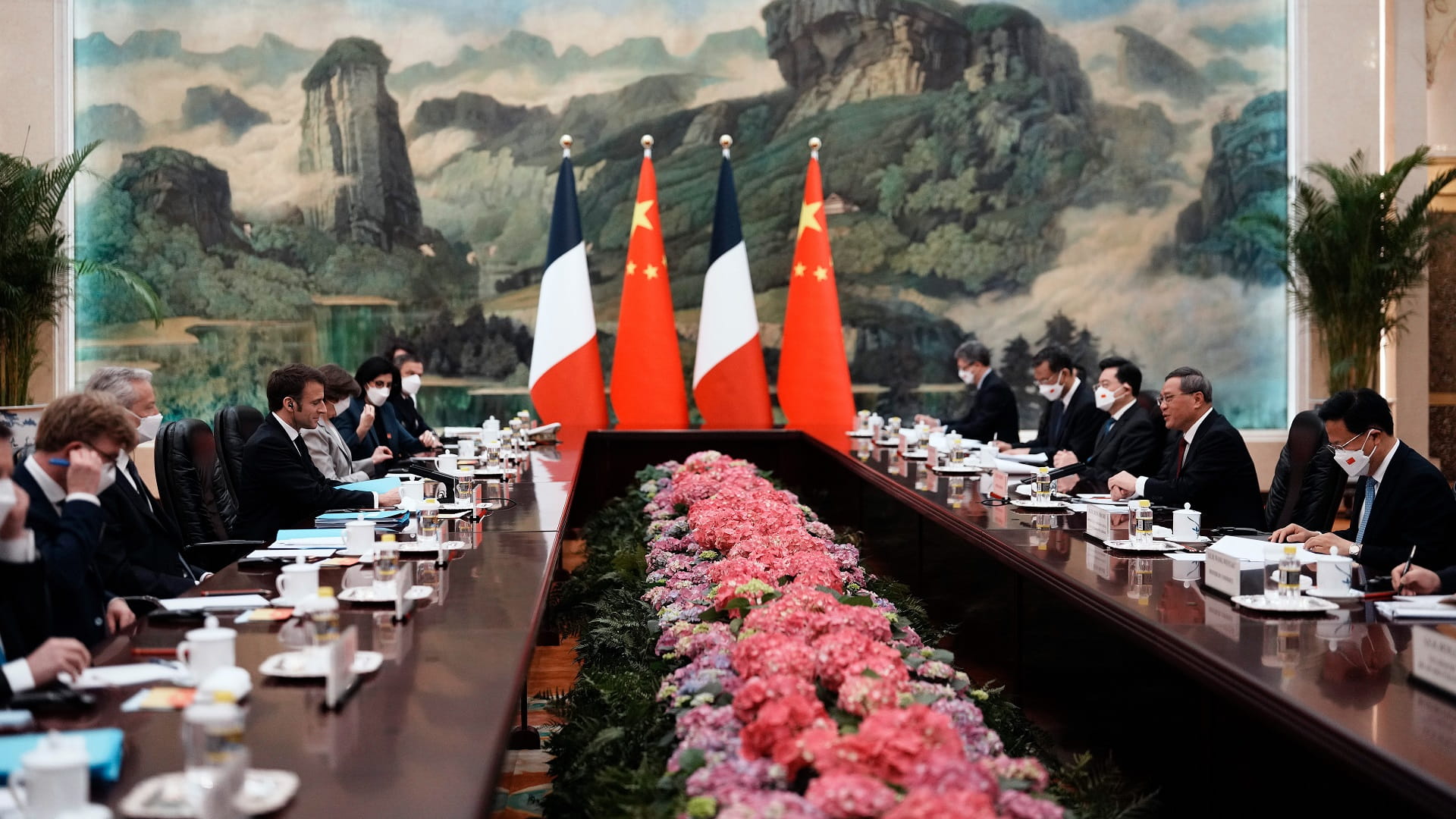 Image for the title: Macron discussed Ukraine and Taiwan with China's Li Qiang 