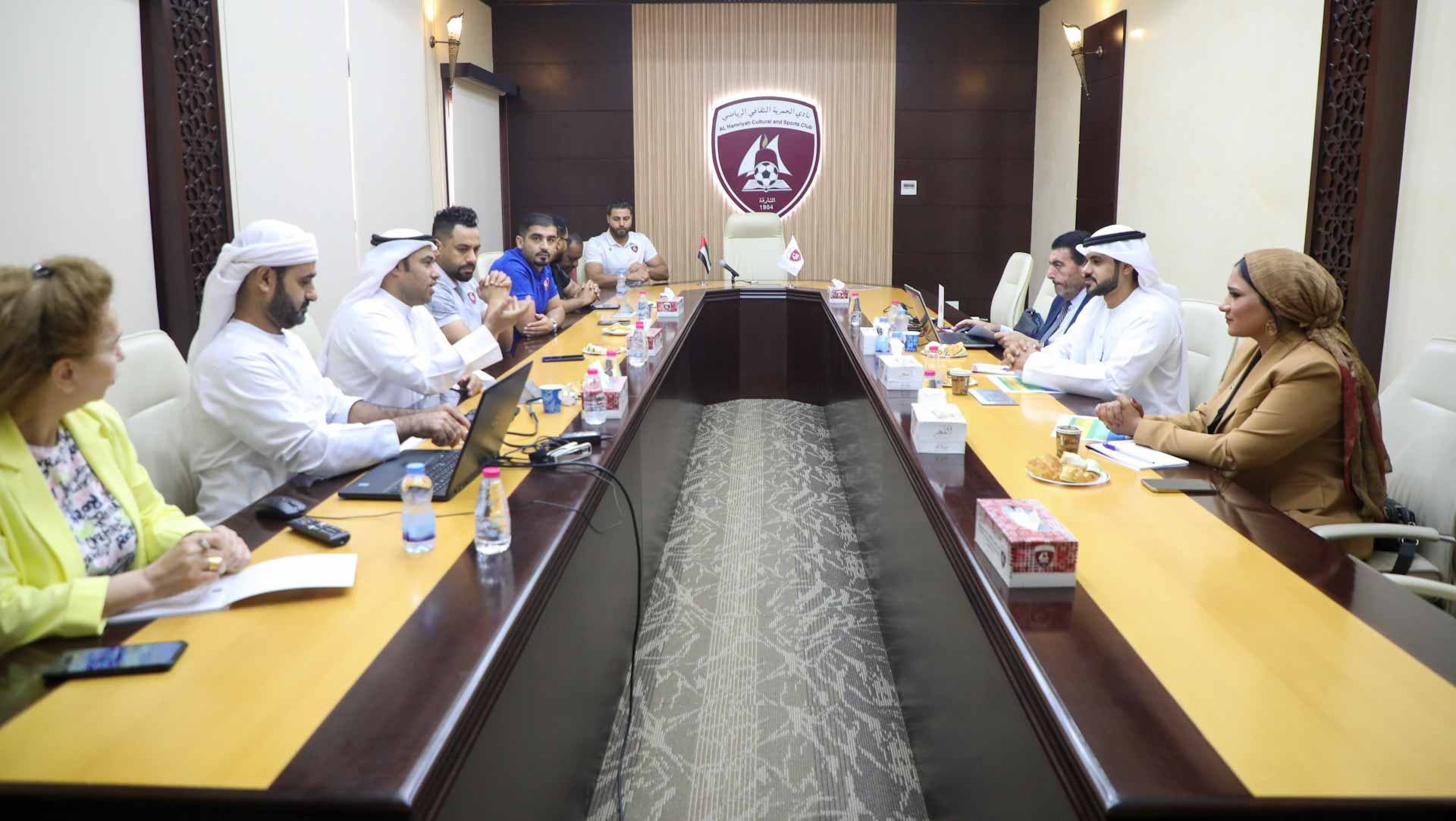 صورة بعنوان: "جائزة الشارقة للاستدامة الرياضية" تطلع على خطة عمل نادي الحمرية 