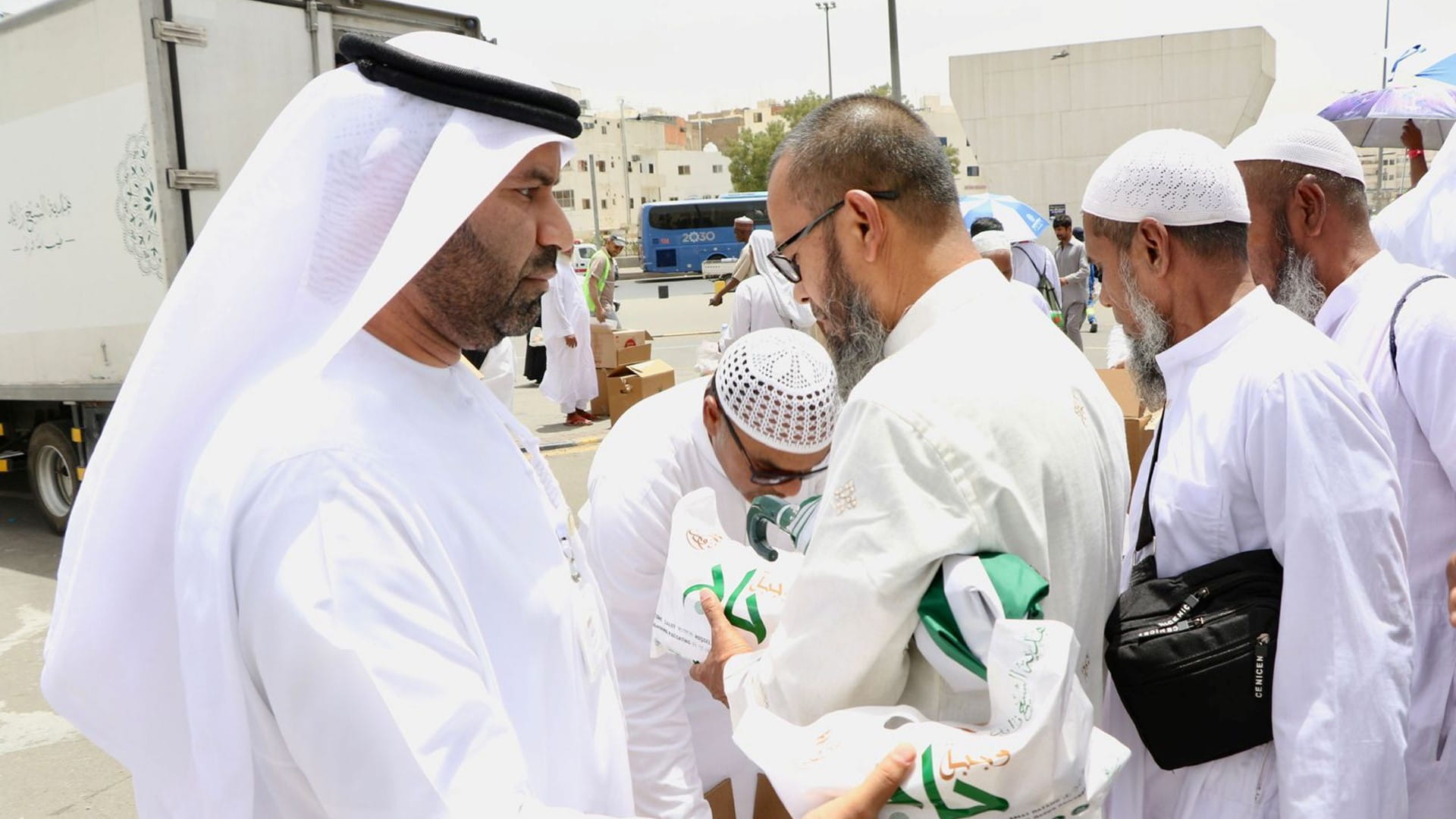 صورة بعنوان: مكتب شؤون الحجاج يوزع 25 ألف وجبة في المدينة المنورة 