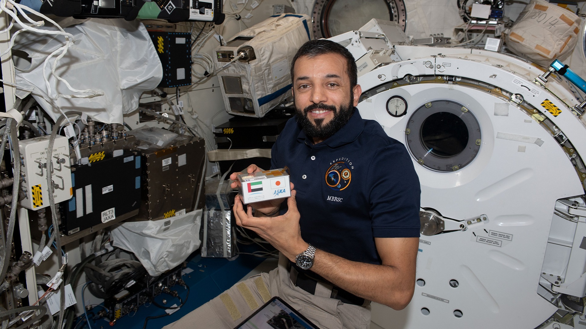 صورة بعنوان: النيادي يجري تجربة إنتاج بلورات البروتينات الخاصة بأجسام مضادة 