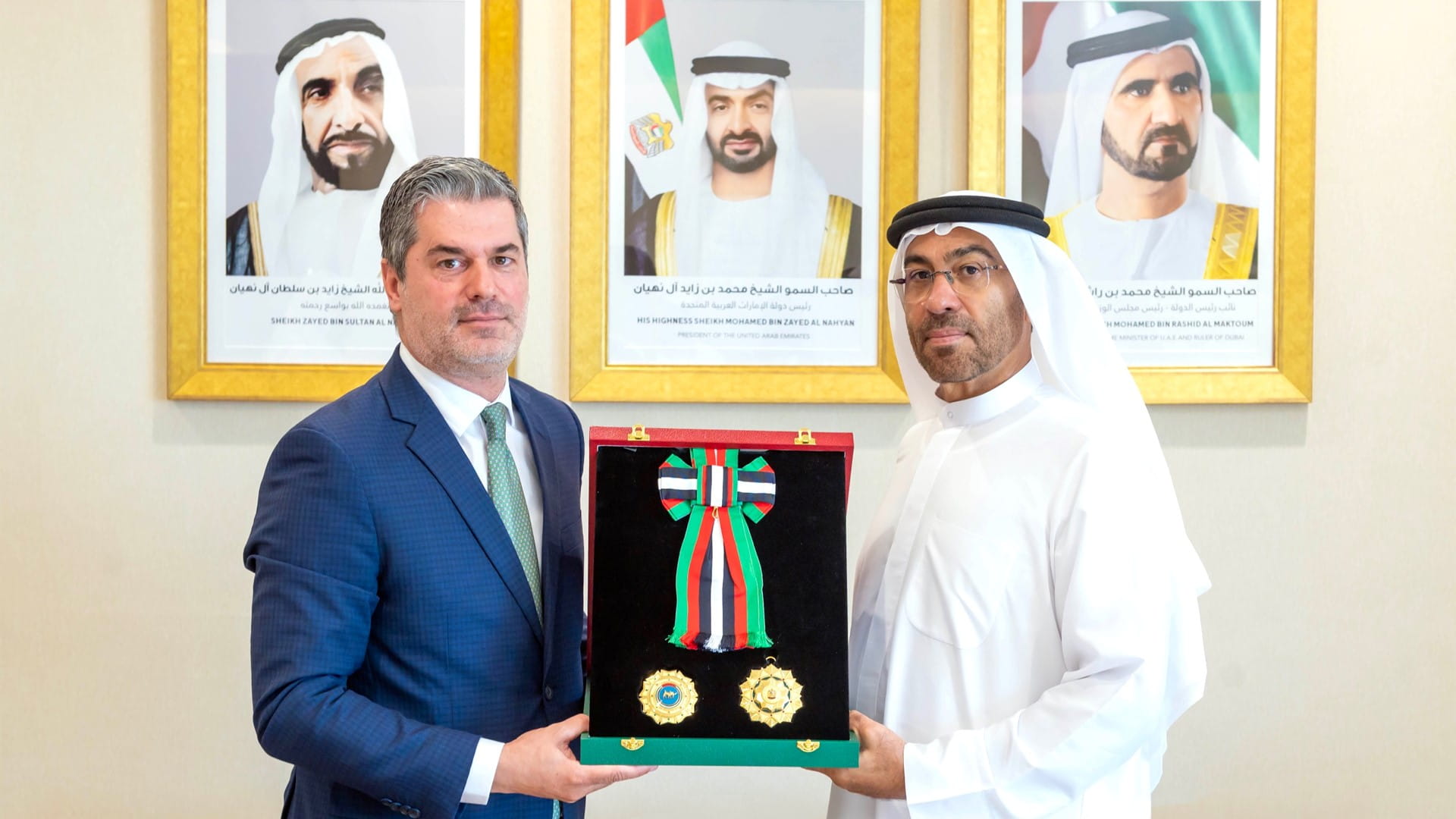 صورة بعنوان: رئيس الدولة يمنح سفير ألبانيا وسام الاستقلال من الطبقة الأولى 