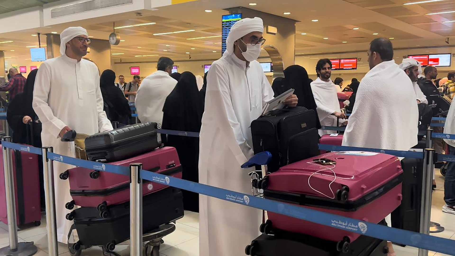 صورة بعنوان: أول أفواج "برنامج زايد للحج" تغادر إلى الأراضي المقدسة 