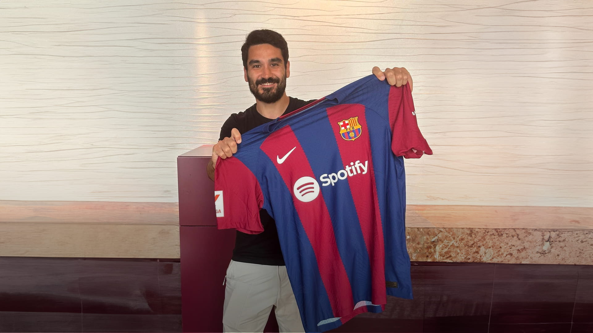 صورة بعنوان: نادي برشلونة يتعاقد مع النجم الألماني جوندوجان حتى 2025 