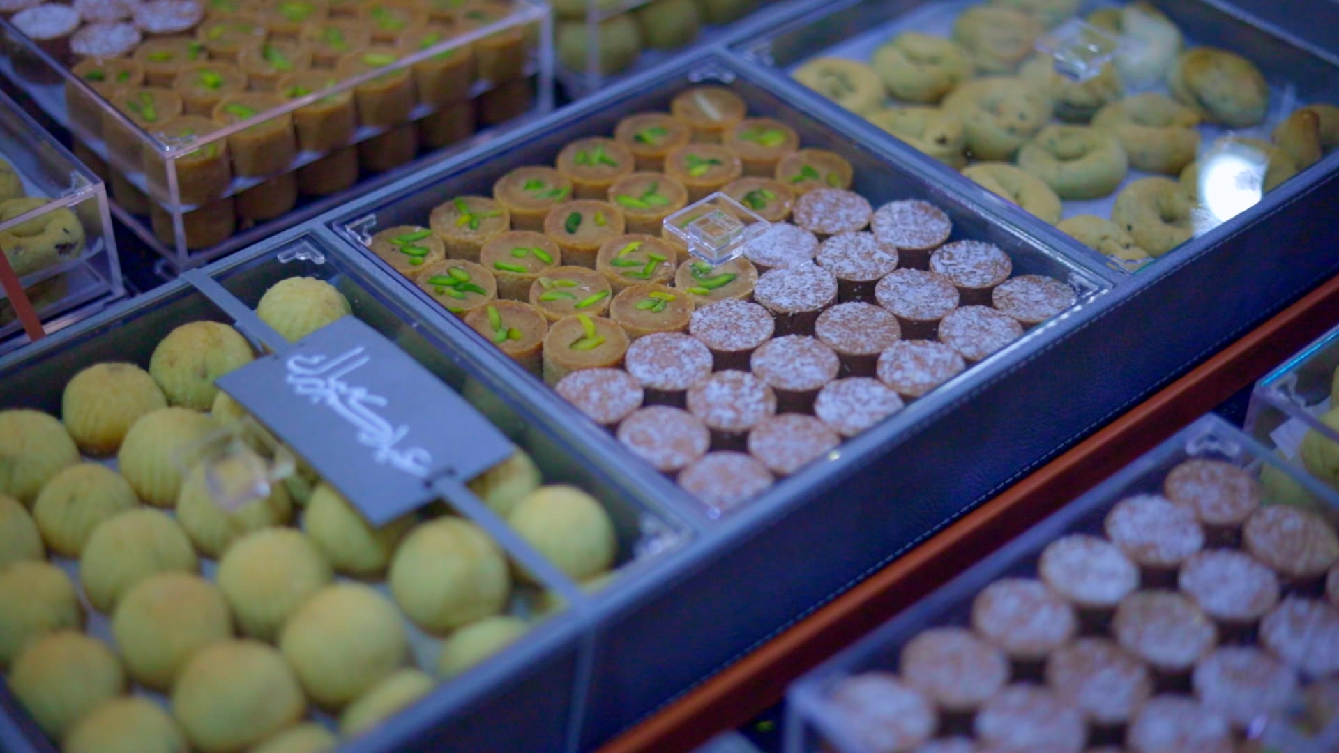 صورة بعنوان: "الشارقة للتمكين الاجتماعي" توزع حلويات العيد على أسر الأيتام 