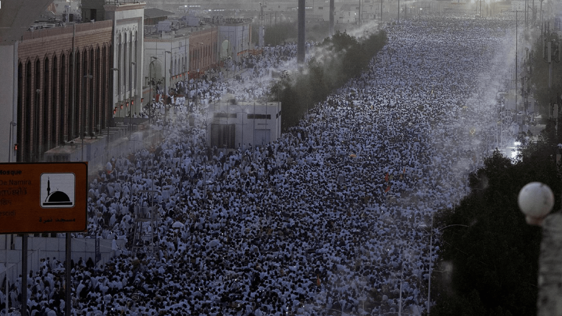 Image for the title: To Muzdalifa..Pilgrims take longest pedestrian march globally 