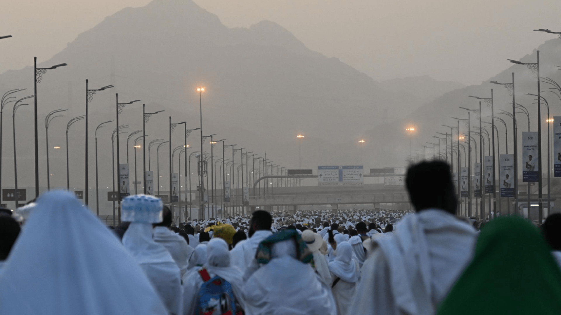 صورة بعنوان: حجاج بيت الله الحرام ينفرون من عرفات إلى مزدلفة 