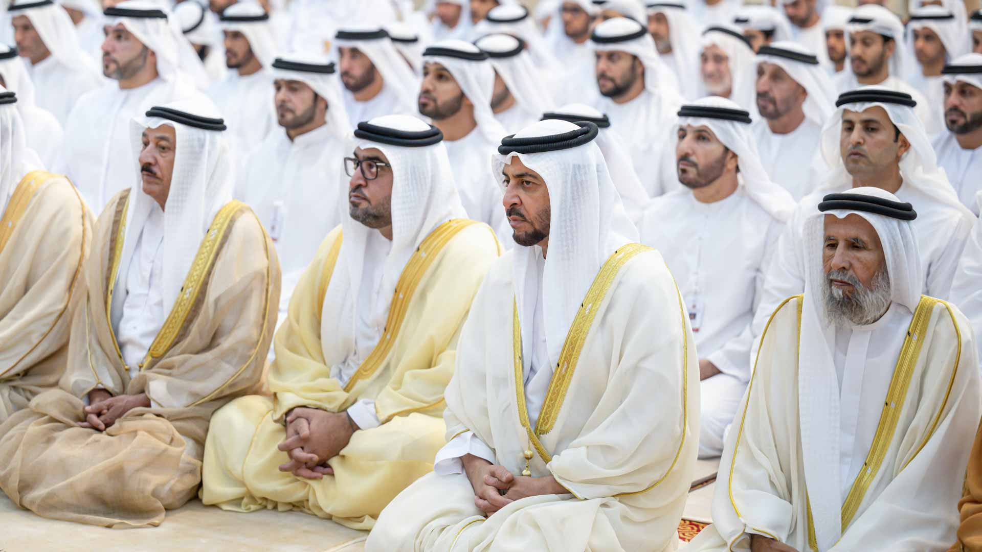 صورة بعنوان: بمسجد قصر مزيرعة في ليوا...حمدان بن زايد يؤدي صلاة عيد الأضحى 