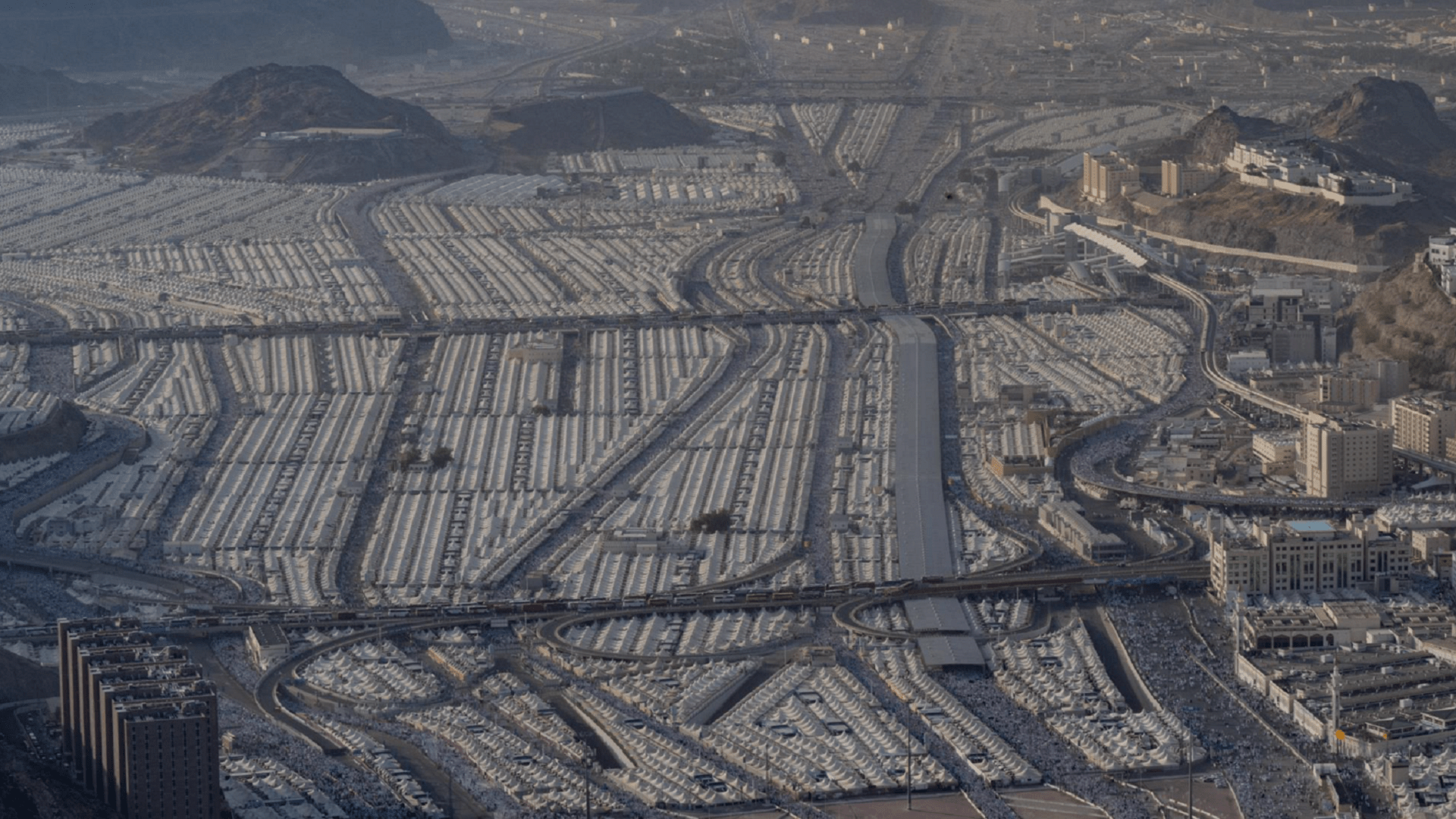 صورة بعنوان: ضيوف الرحمن يصلون إلى مشعر منى لقضاء أيام التشريق 