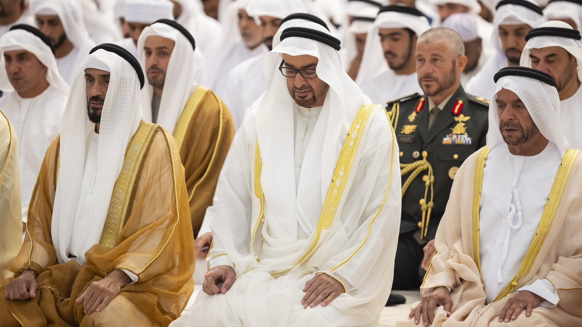 صورة بعنوان: في مسجد الشيخ زايد بأبوظبي...رئيس الدولة يؤدي صلاة عيد الأضحى 