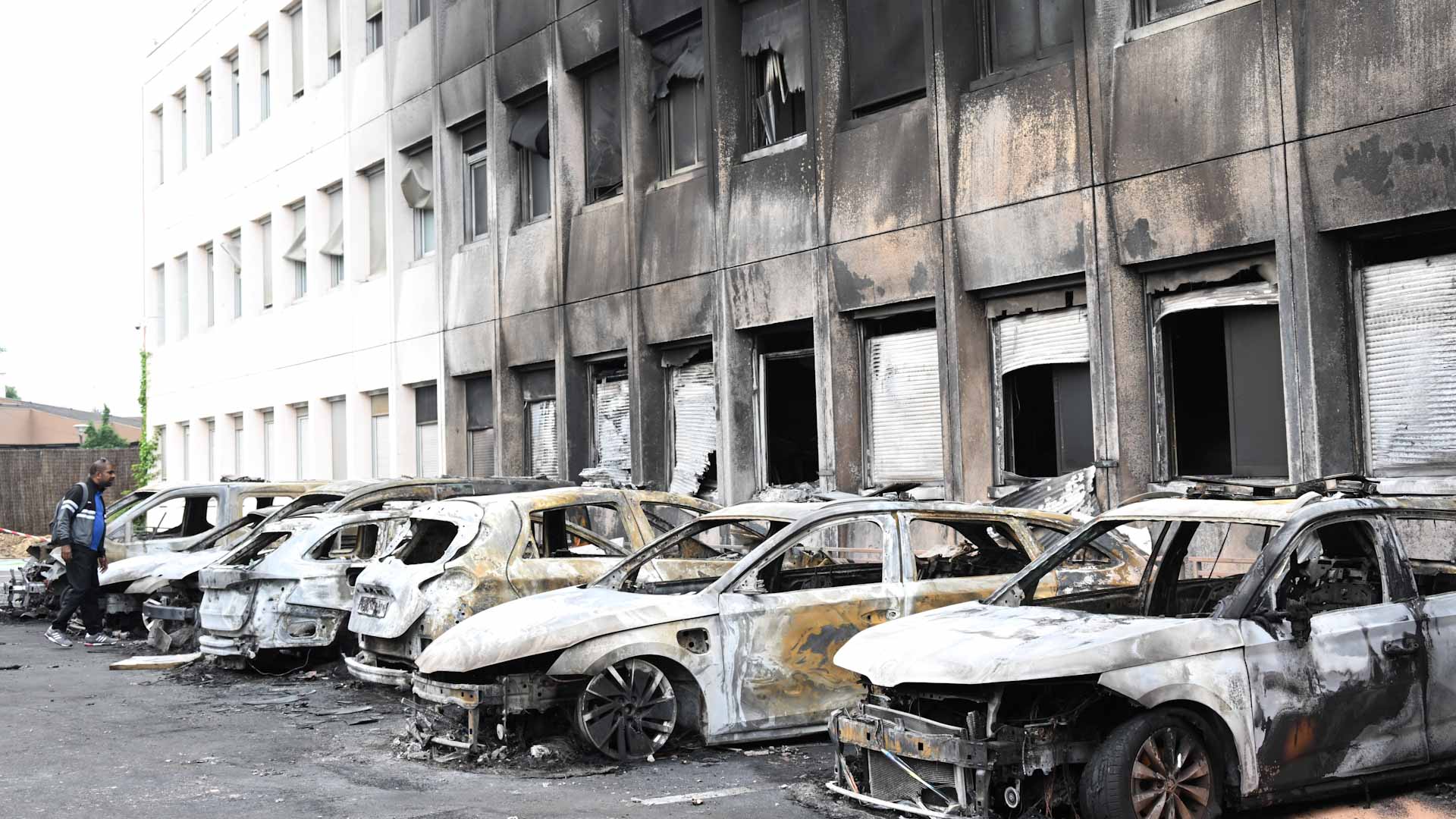 Image for the title: France arrests dozens in unrest after police shooting 