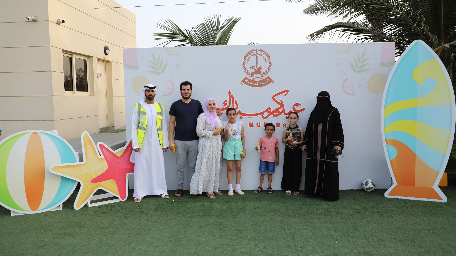 صورة بعنوان: بلدية الحمرية تعايد زوّار حديقة الشاطئ بالعصائر والمرطبات 