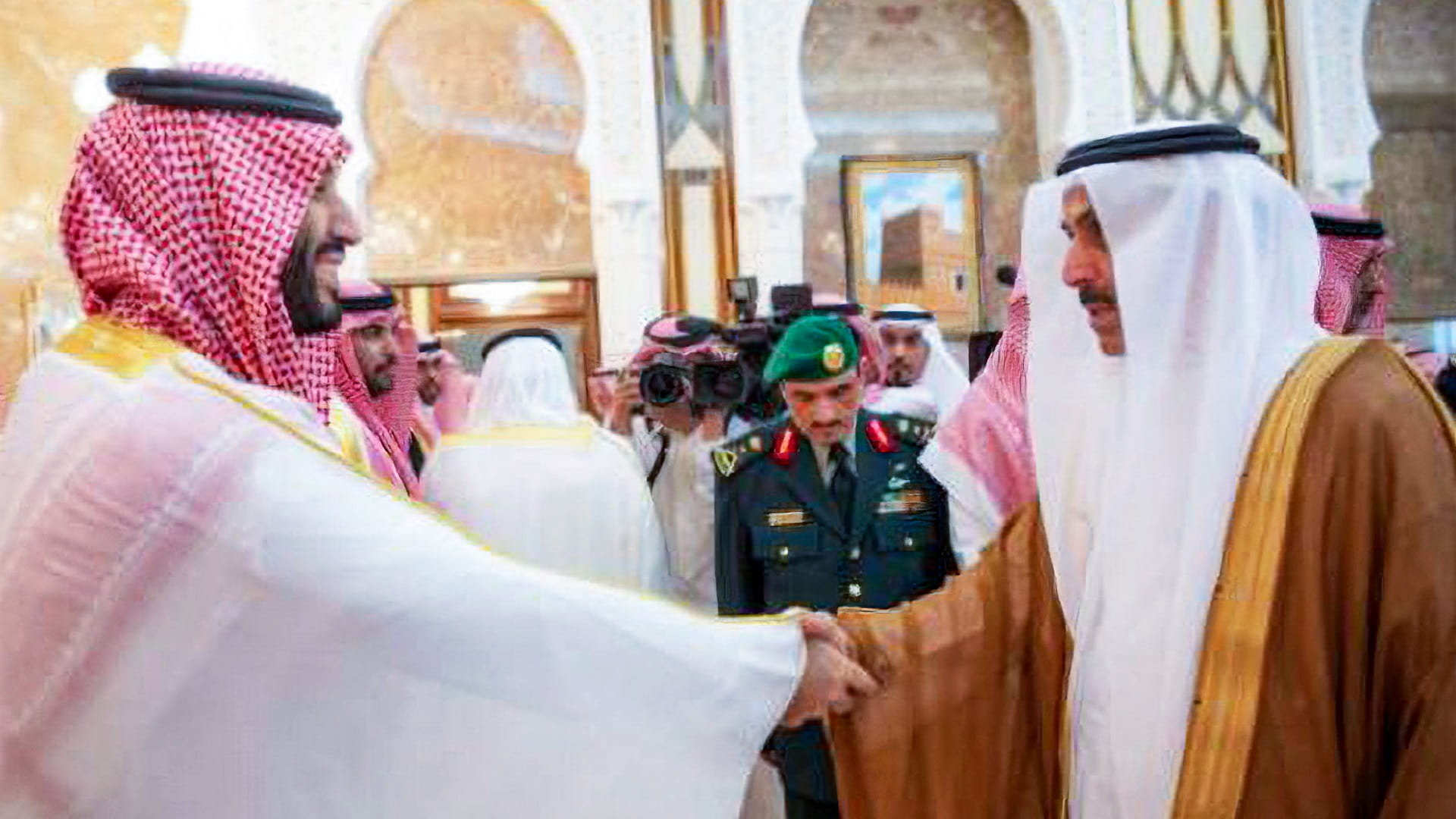 صورة بعنوان: صقر غباش يلتقي ولي العهد السعودي في مشعر منى 