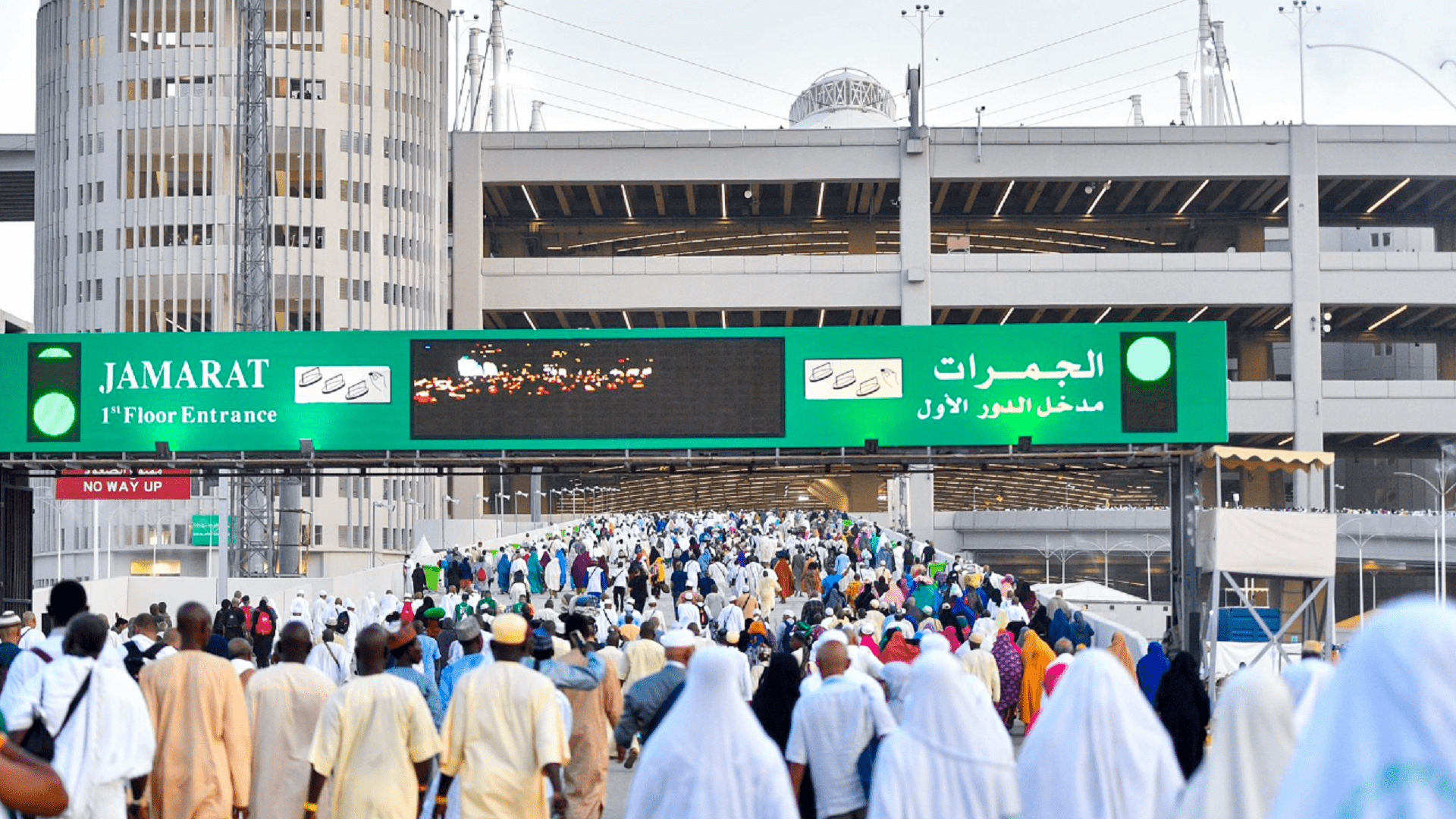 Image for the title: Pilgrims begin stoning ritual on first day of Tashreeq 