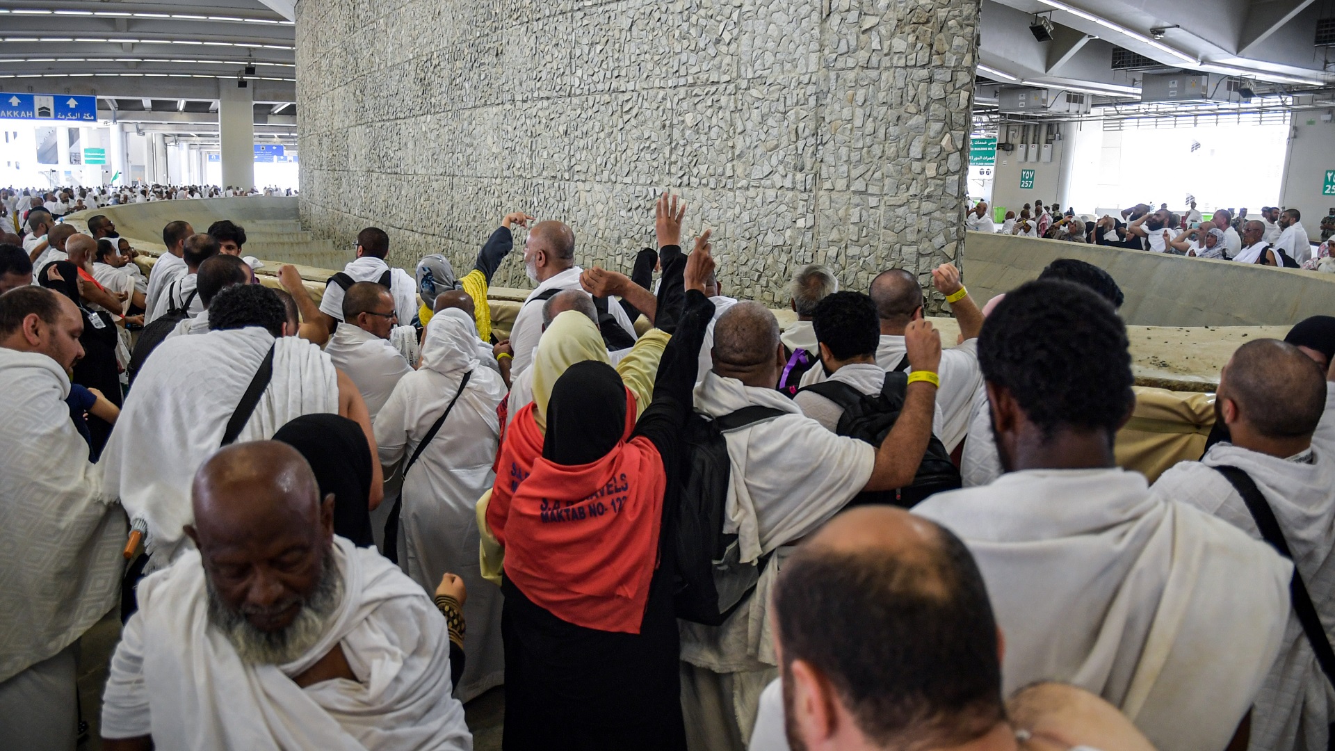Image for the title: Pilgrims perform stoning ritual, others head for circumambulation 