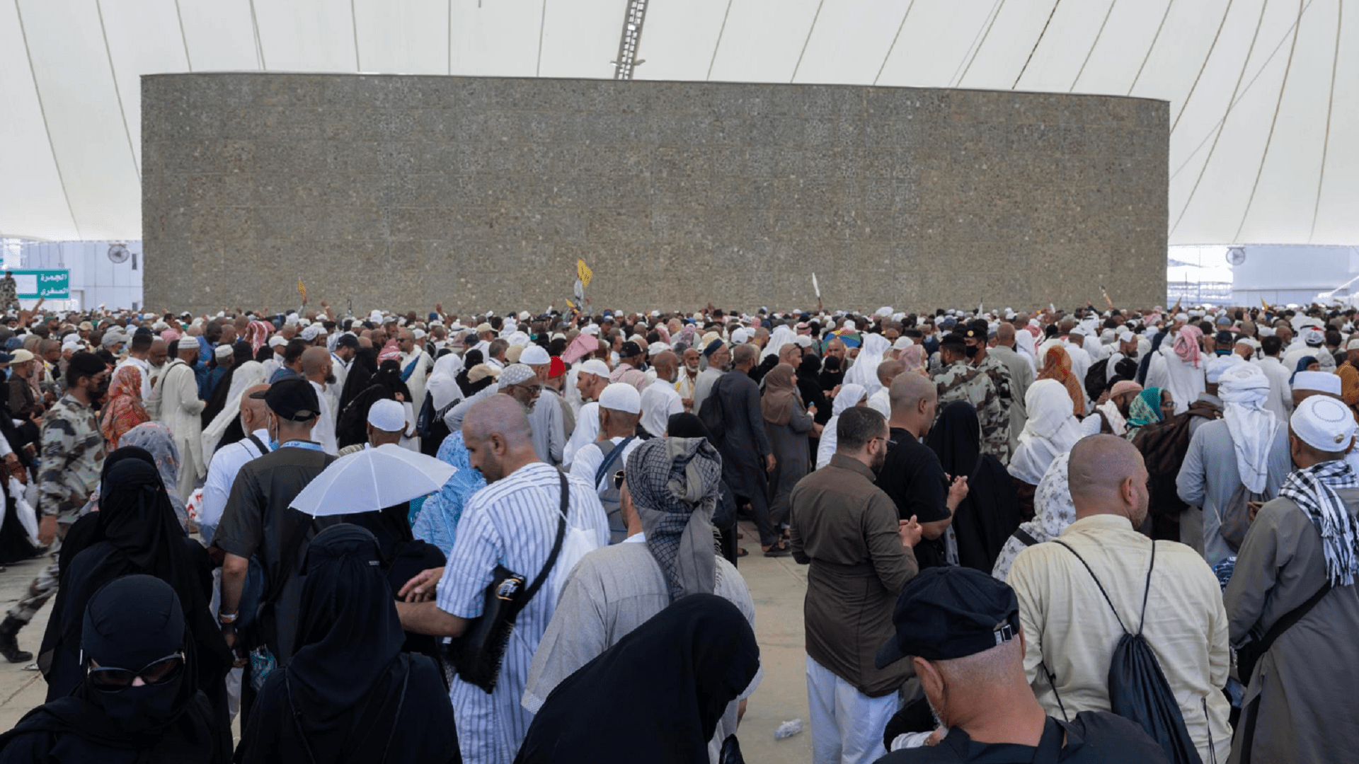 صورة بعنوان: الحجاج يرمون جمرات ثاني أيام التشريق والمتعجلون يؤدون طواف الوداع 