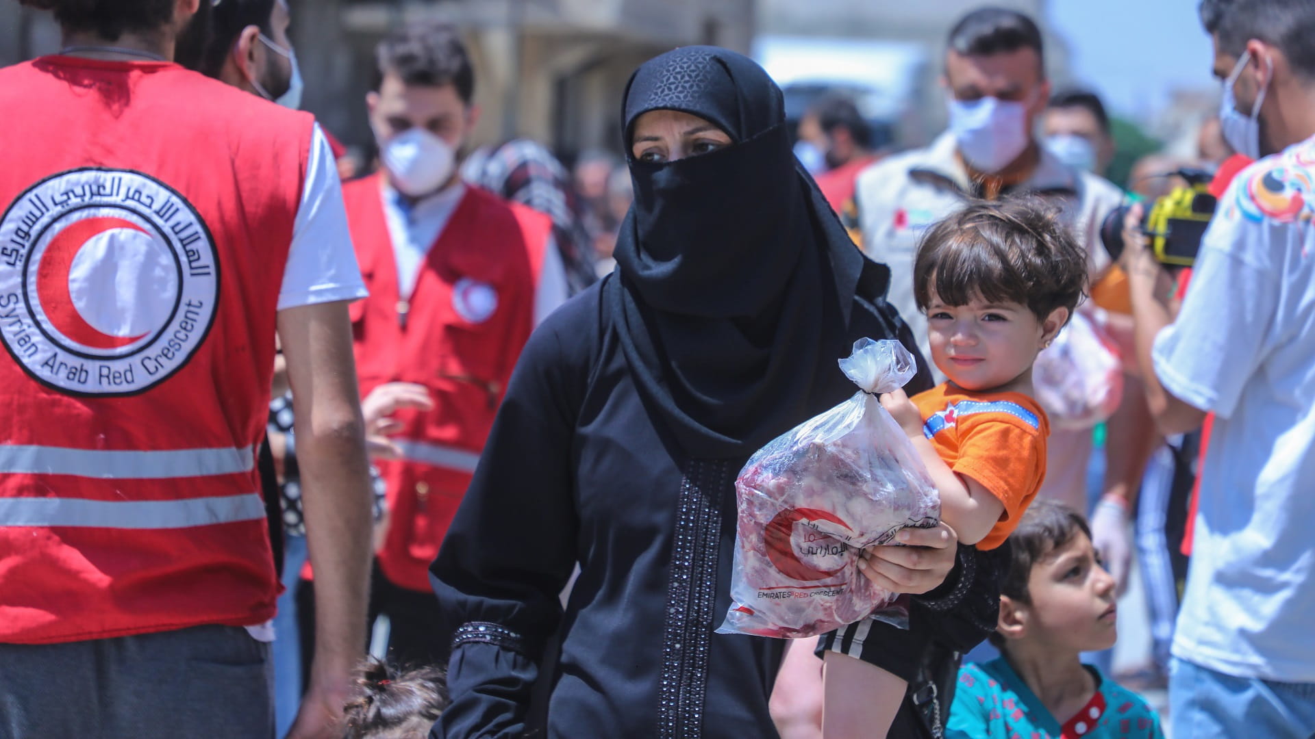 صورة بعنوان: أضاحي الهلال الأحمر تجد طريقها للمستهدفين في 47 دولة حول العالم 