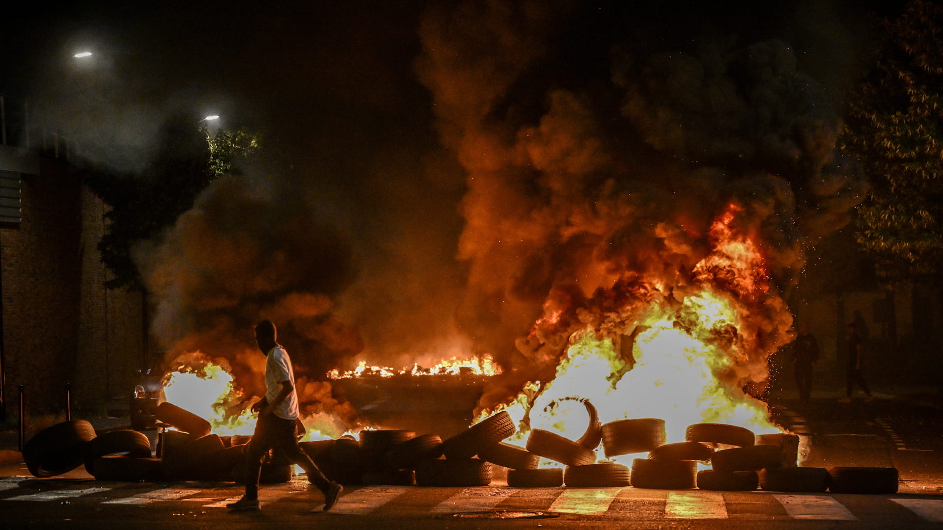 صورة بعنوان: الحكومة الفرنسية تحاول احتواء العنف بعد ليلة ثالثة من أعمال الشغب 