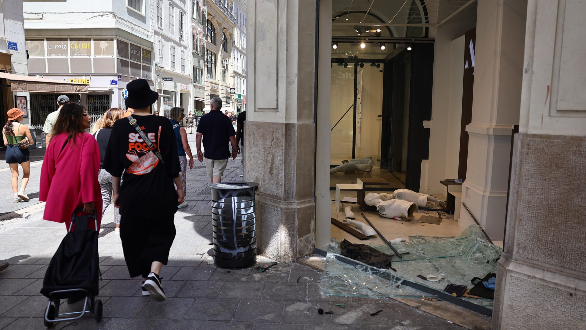 Image for the title: French tourism sector faces cancellations over unrest 