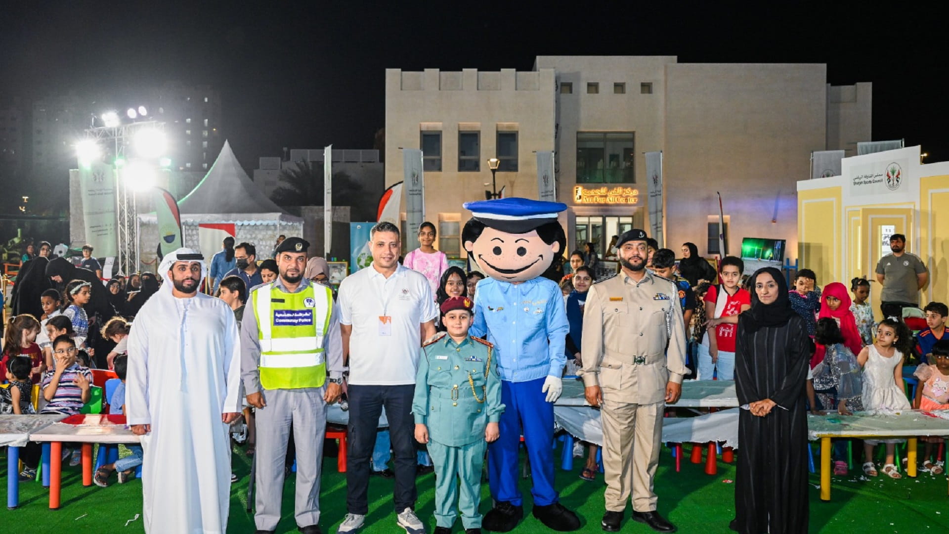 صورة بعنوان: شرطة الشارقة تحقق أمنية طفل في ارتدائه لزي الشرطة 