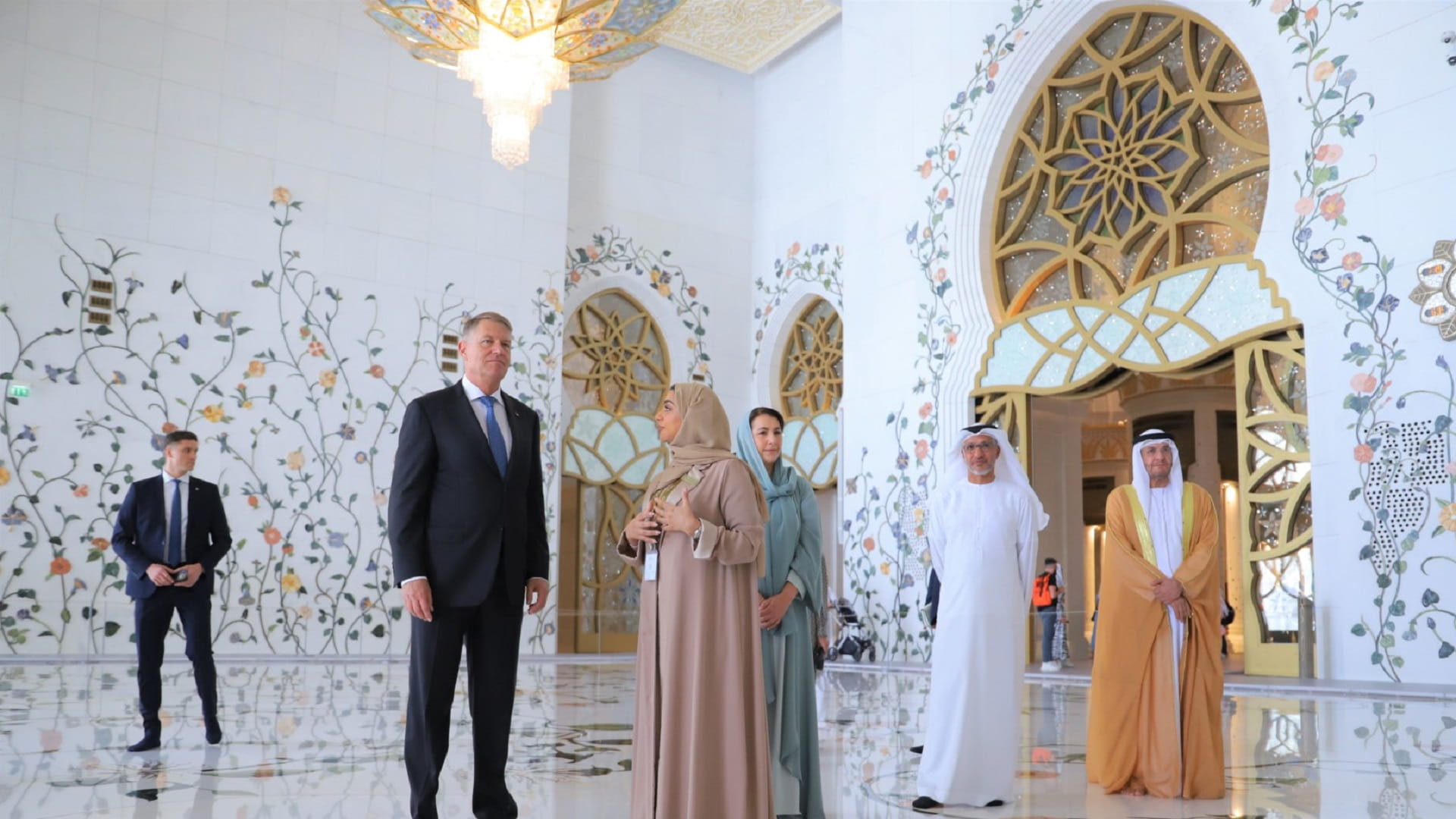 صورة بعنوان: رئيس رومانيا يزور جامع الشيخ زايد الكبير في أبوظبي 